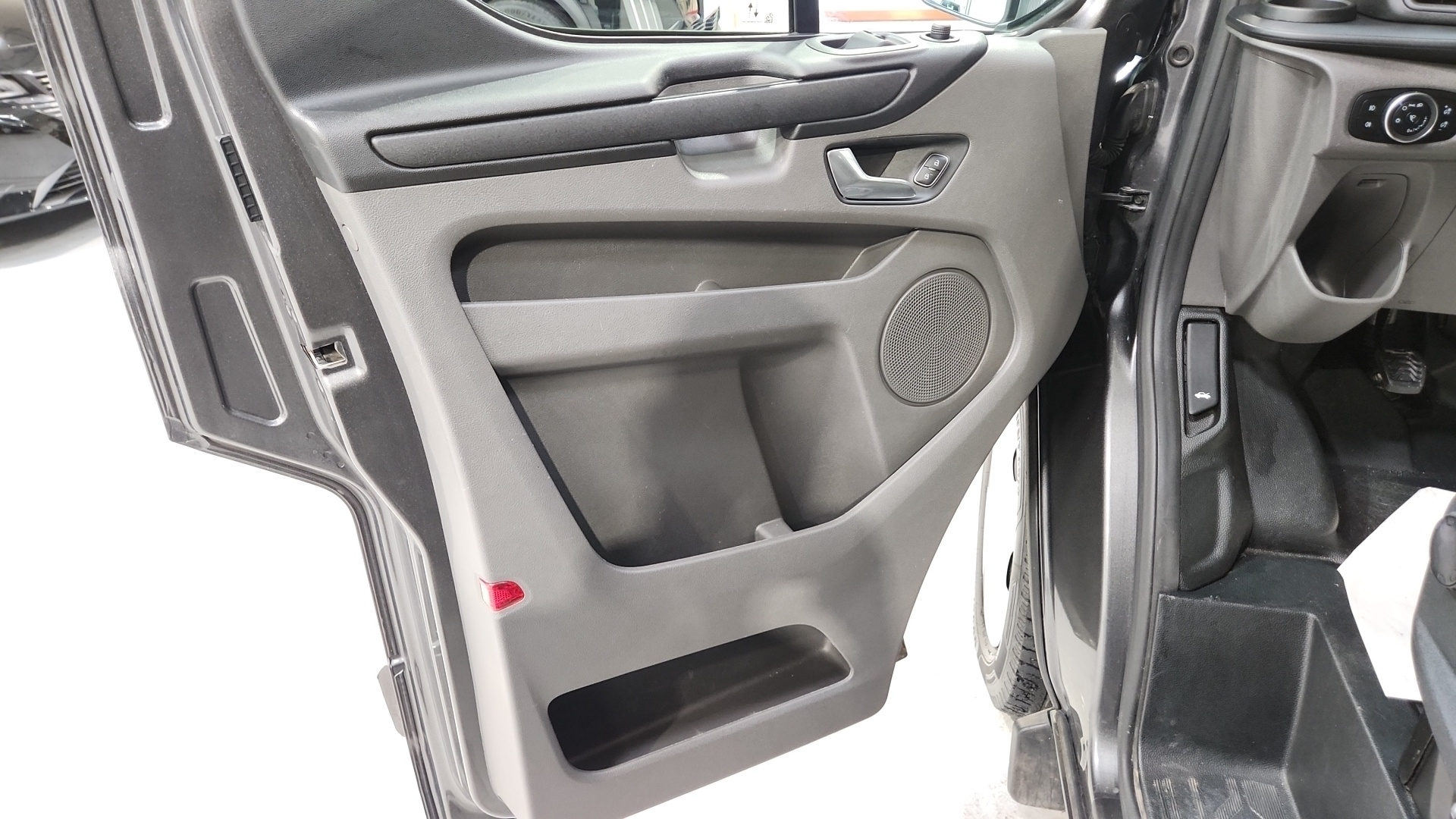 FORD TRANSIT CUSTOM KOMBI 320 L2H1 2.0 EcoBlue 130 mHEV Trend Business - 4P