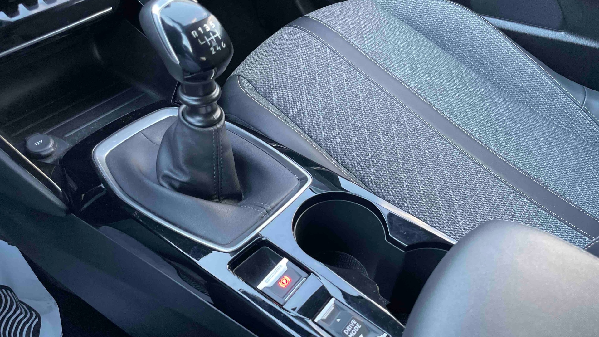 PEUGEOT 208 PureTech 100 S&S BVM6 Allure