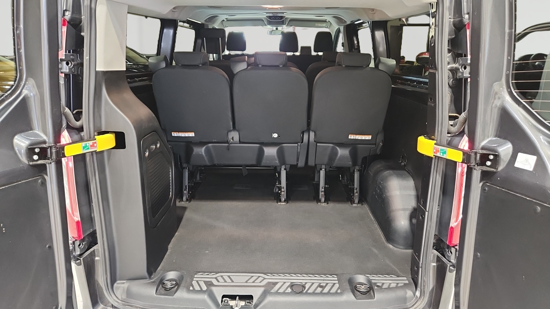 FORD TRANSIT CUSTOM KOMBI 320 L2H1 2.0 EcoBlue 130 mHEV Trend Business - 4P