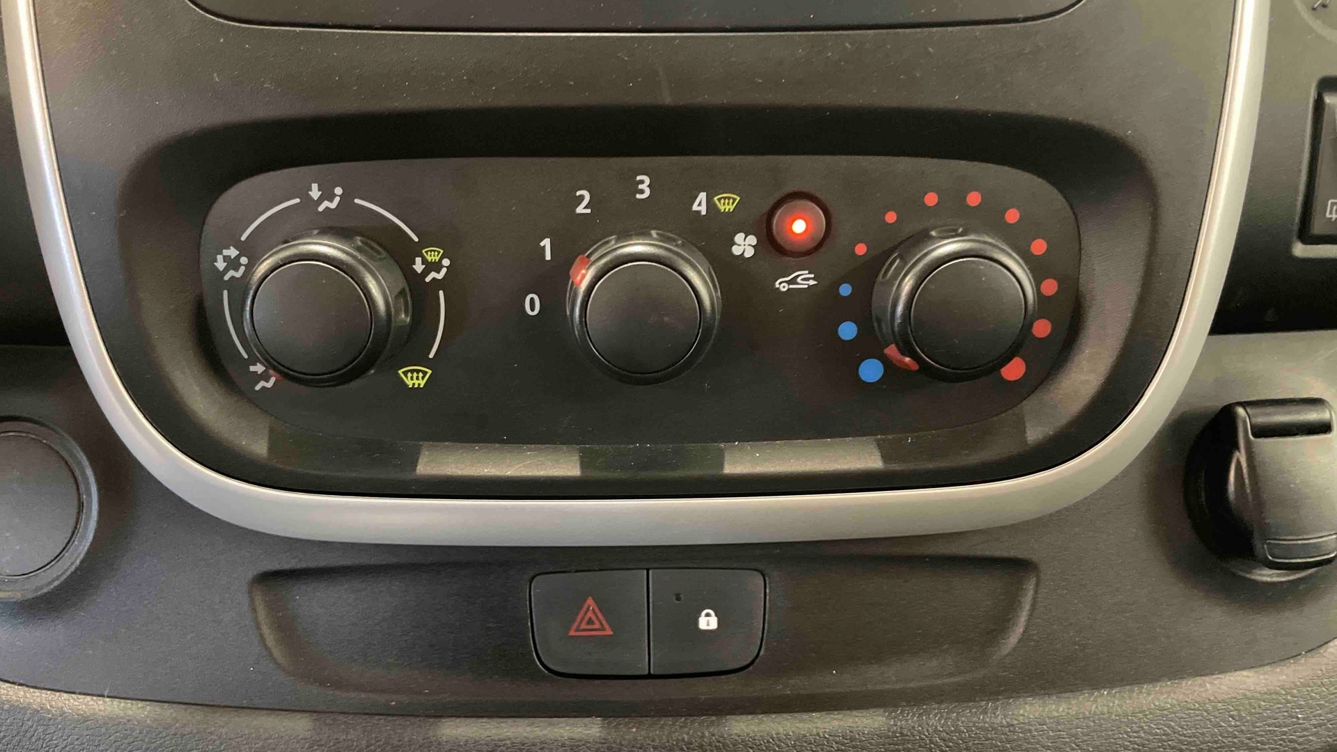 RENAULT TRAFIC FOURGON FGN L1H1 1000 KG DCI 145 ENERGY EDC CONFORT