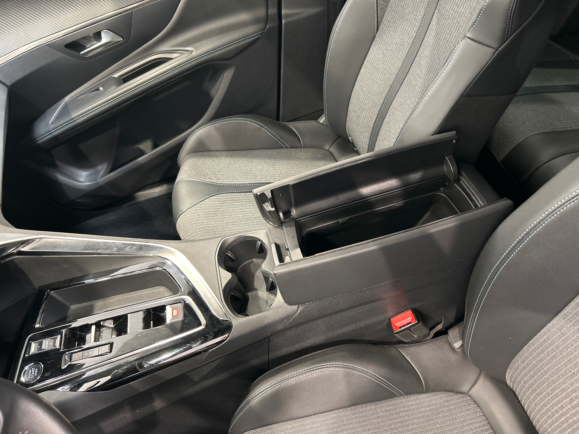 PEUGEOT 3008 Hybrid 136 e-DCS6 Allure Pack