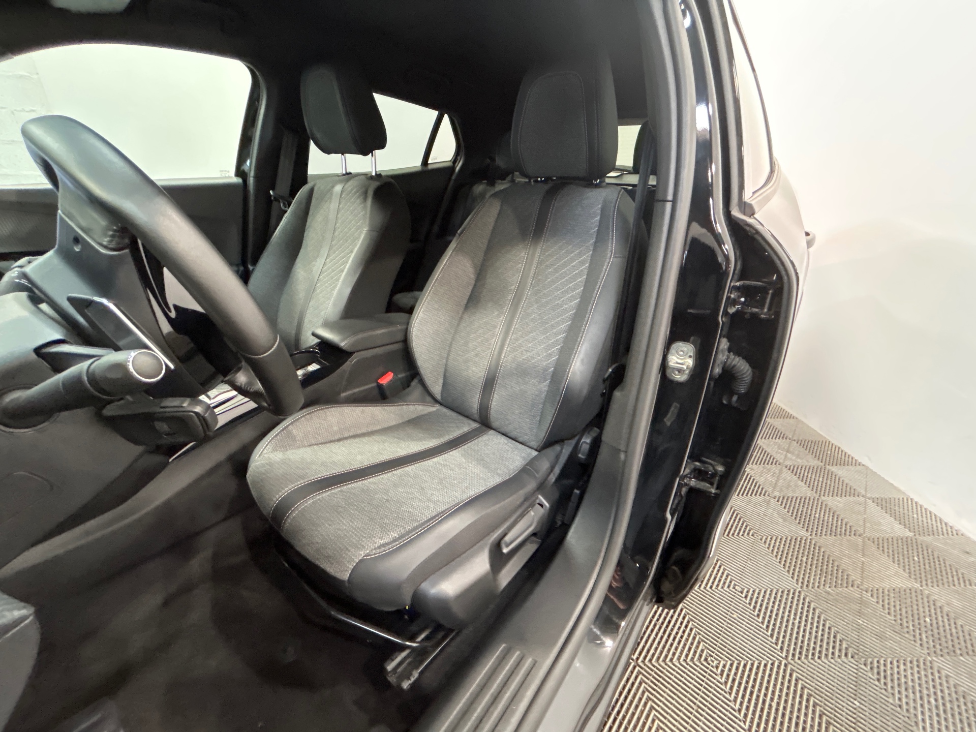 PEUGEOT 2008 PureTech 130 S&S EAT8 Allure