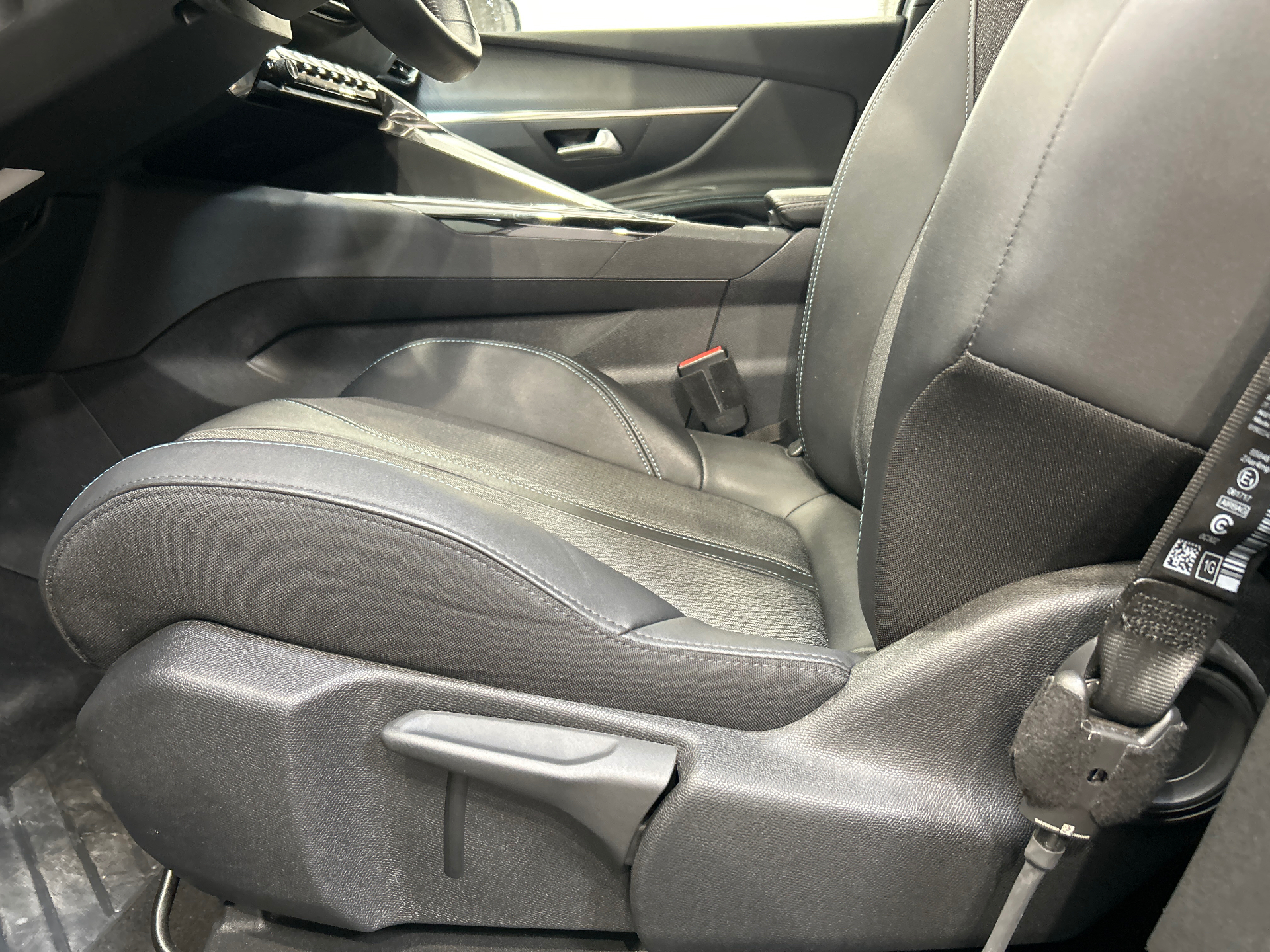 PEUGEOT 3008 Hybrid 136 e-DCS6 Allure Pack