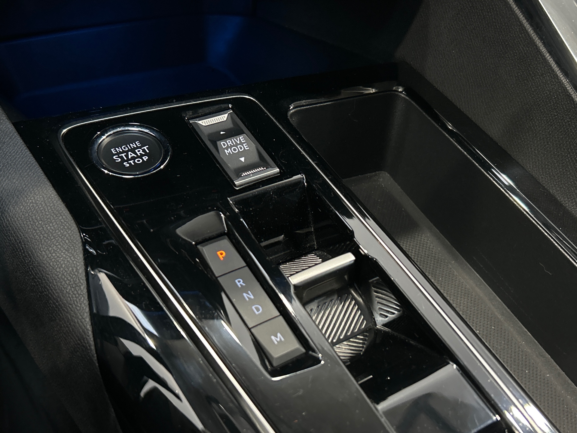 PEUGEOT 3008 Hybrid 136 e-DCS6 Allure Pack