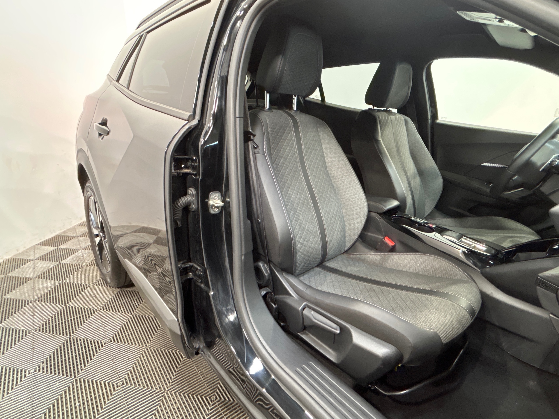 PEUGEOT 2008 PureTech 130 S&S EAT8 Allure