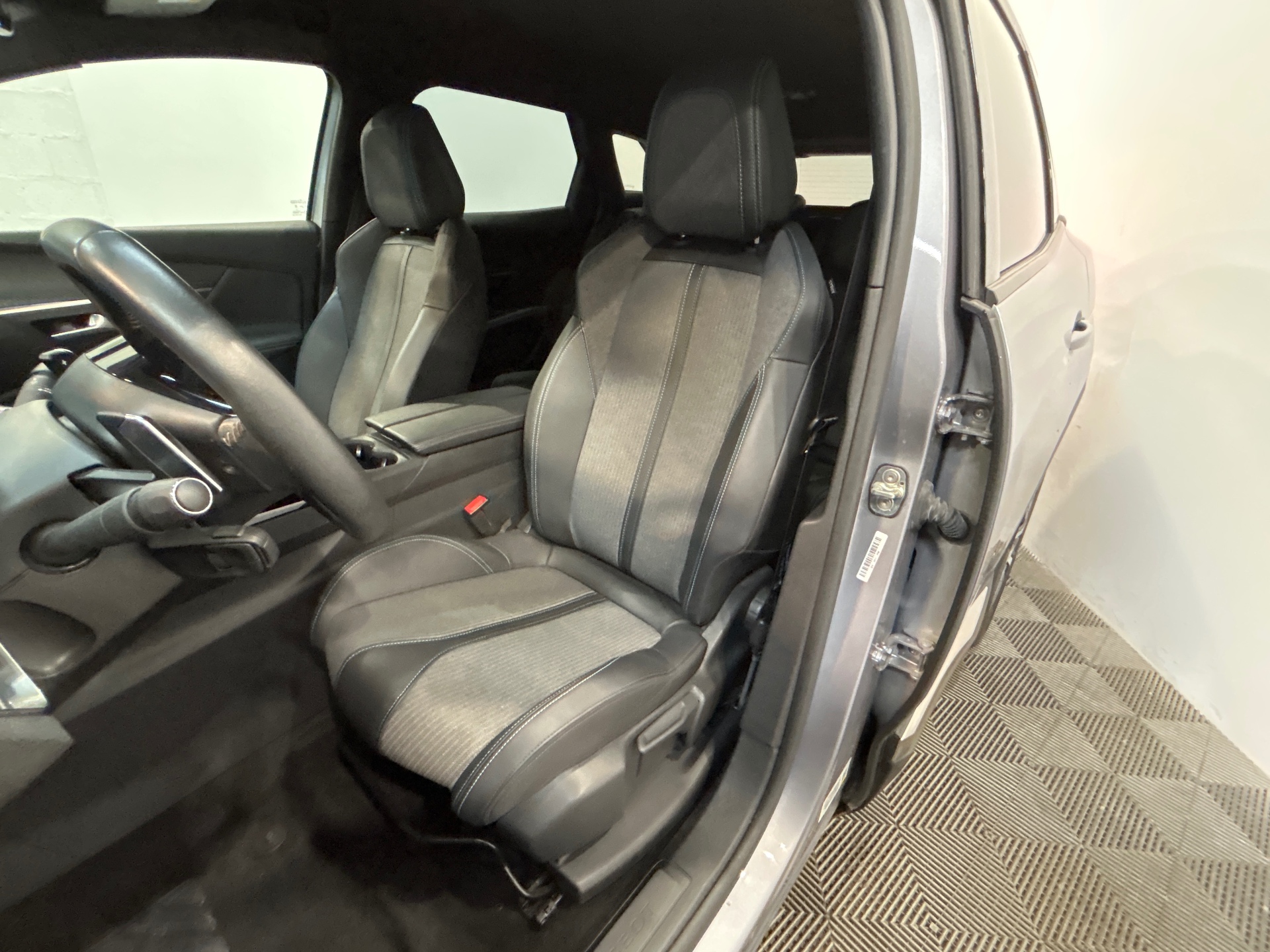 PEUGEOT 3008 Hybrid 136 e-DCS6 Allure Pack