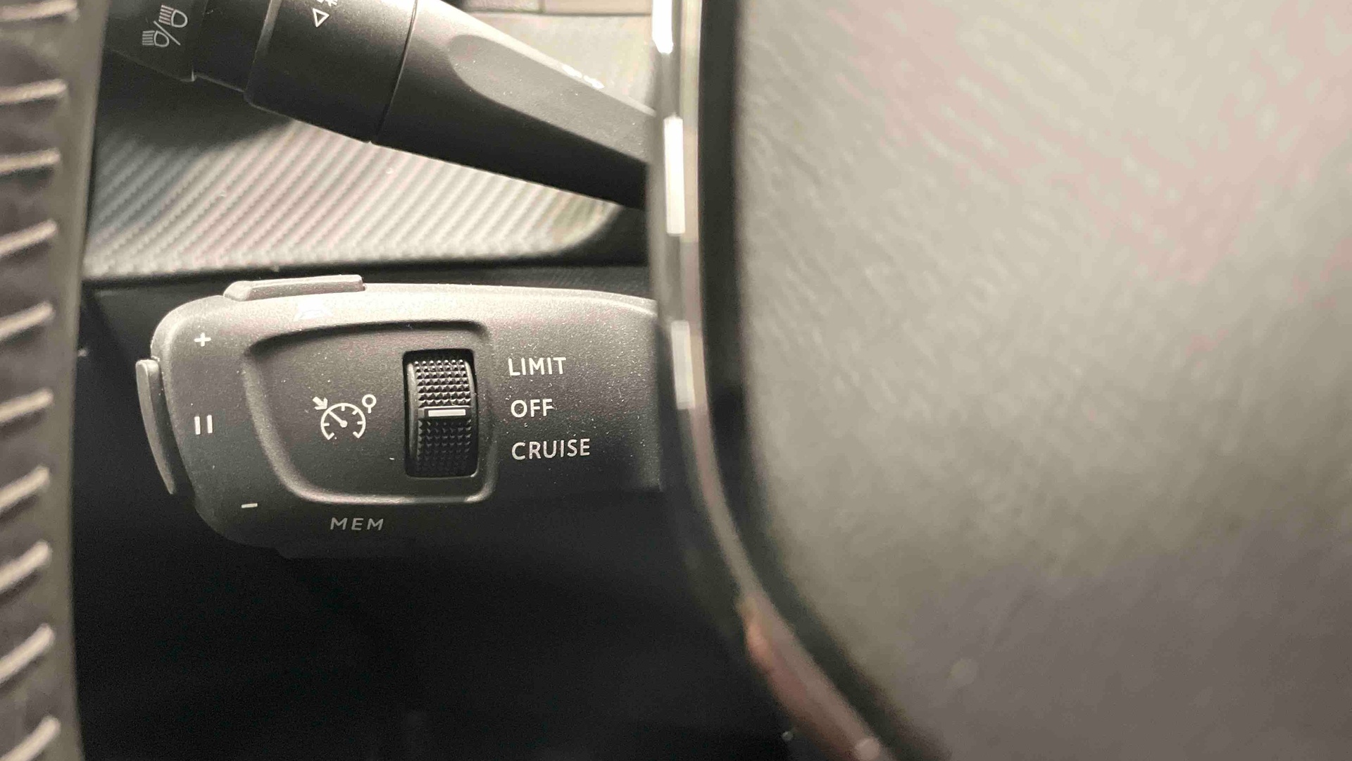 PEUGEOT 2008 PureTech 100 S&S BVM6 Allure