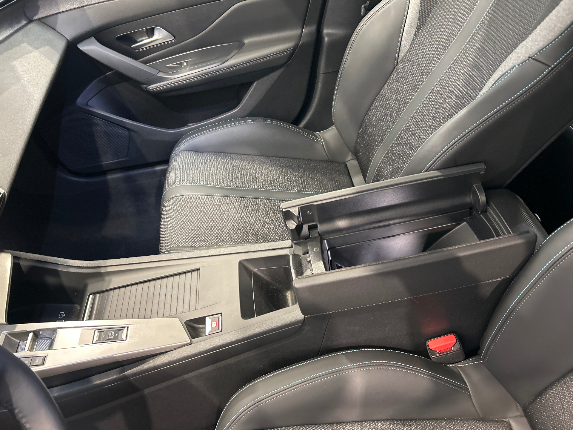 PEUGEOT 408 Hybrid 145 e-DCS6 Allure