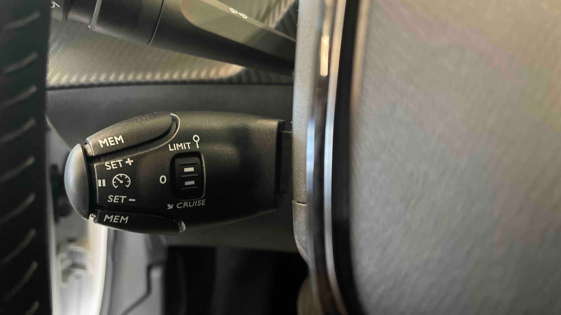 PEUGEOT 208 PureTech 100 S&S BVM6 Allure