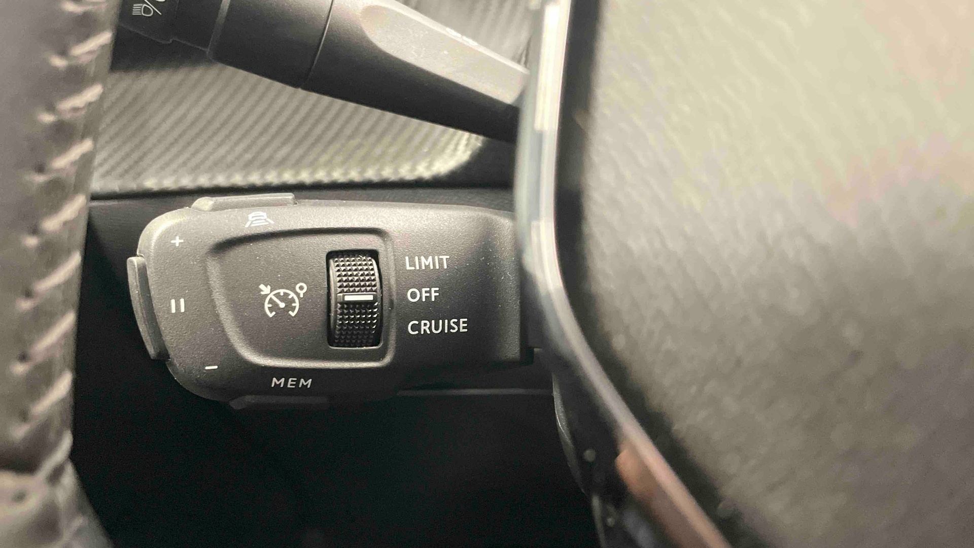 PEUGEOT 208 PureTech 100 S&S BVM6 Allure