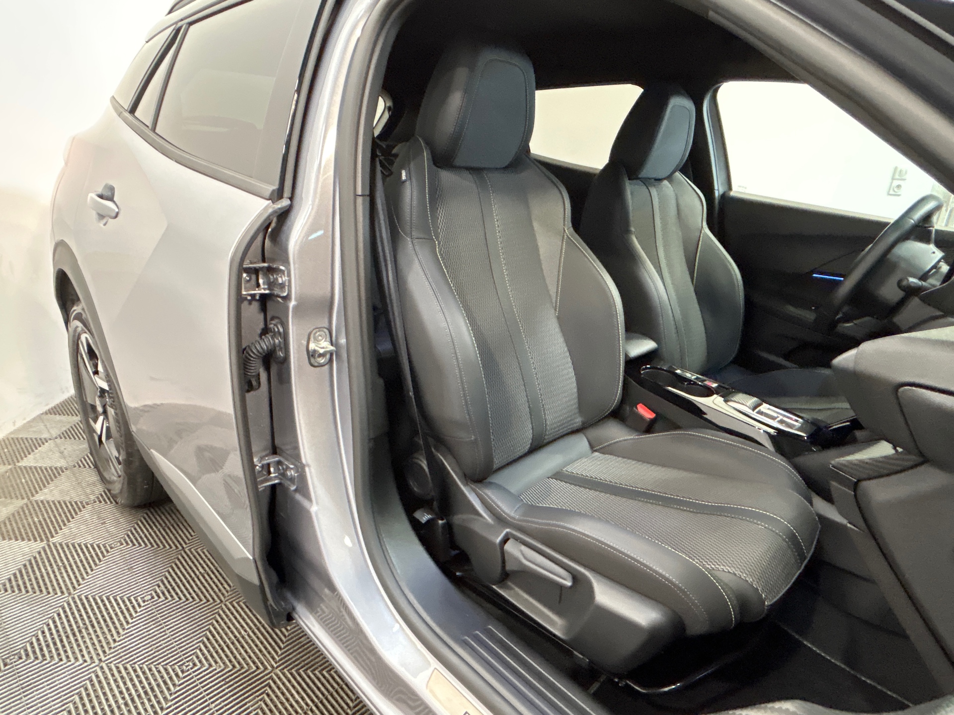 PEUGEOT 2008 GT Hybrid 145 ch e-DCS6