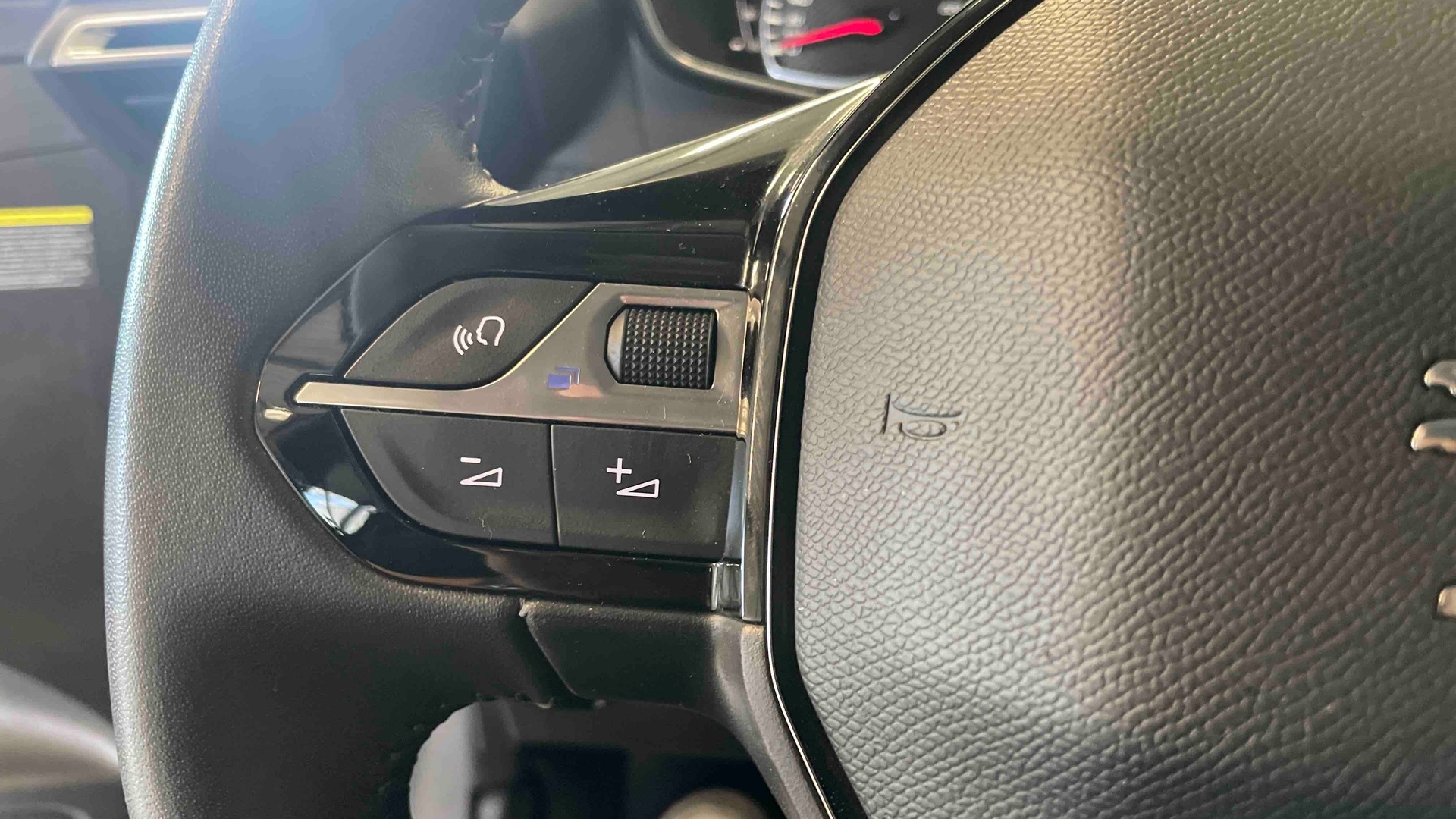 PEUGEOT 208 PureTech 100 S&S BVM6 Allure