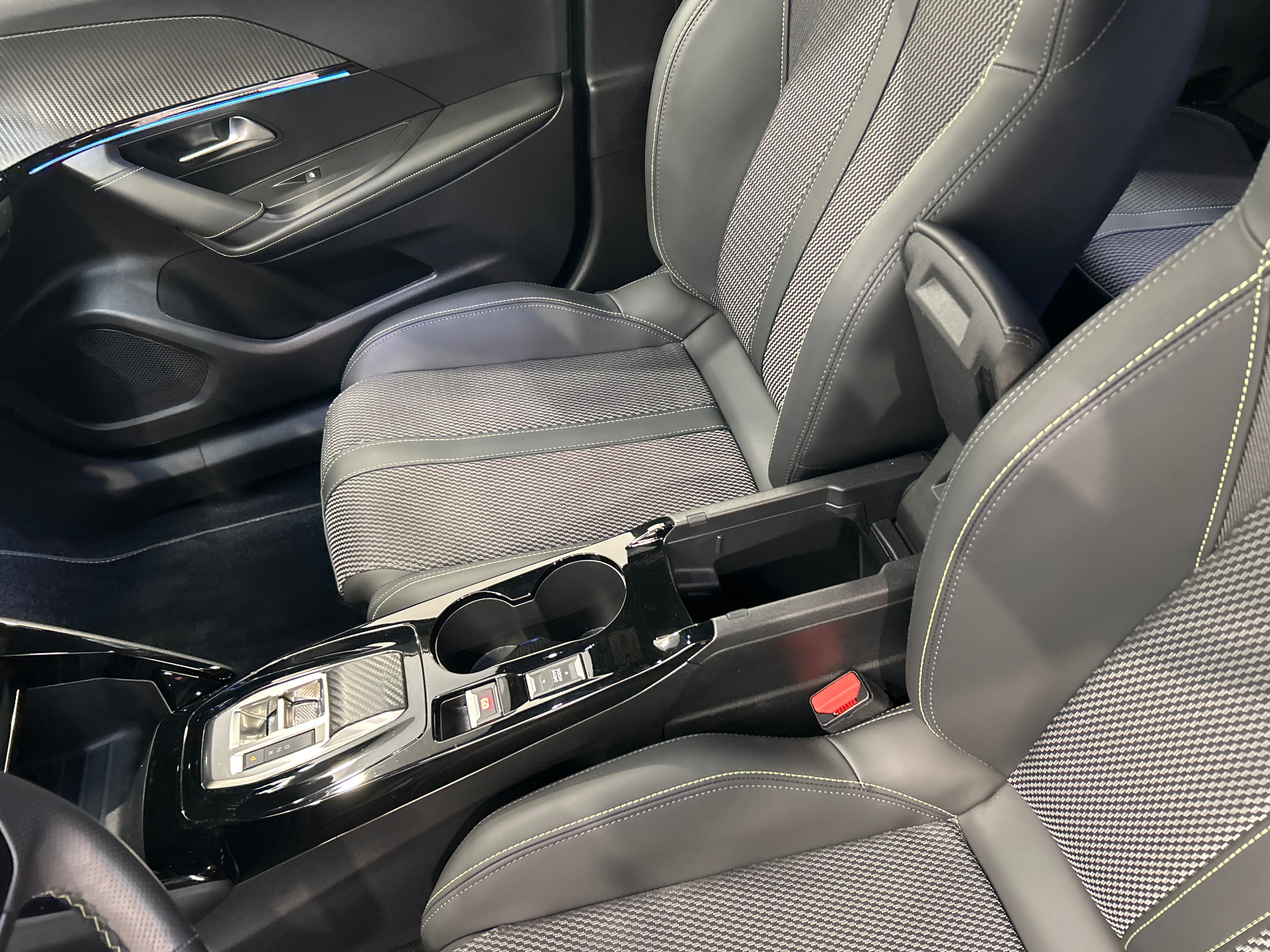 PEUGEOT 2008 GT Hybrid 145 ch e-DCS6