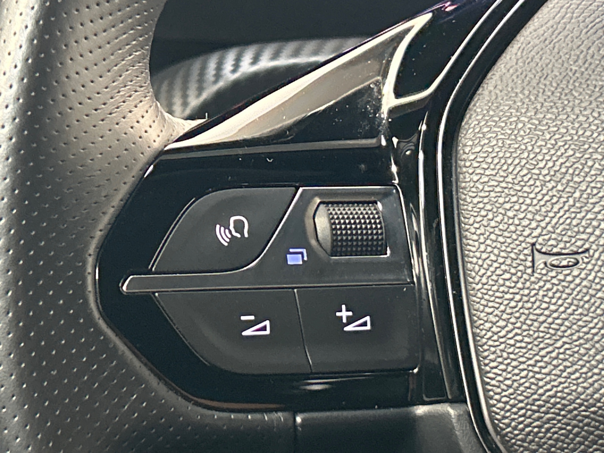 PEUGEOT 2008 GT Hybrid 145 ch e-DCS6
