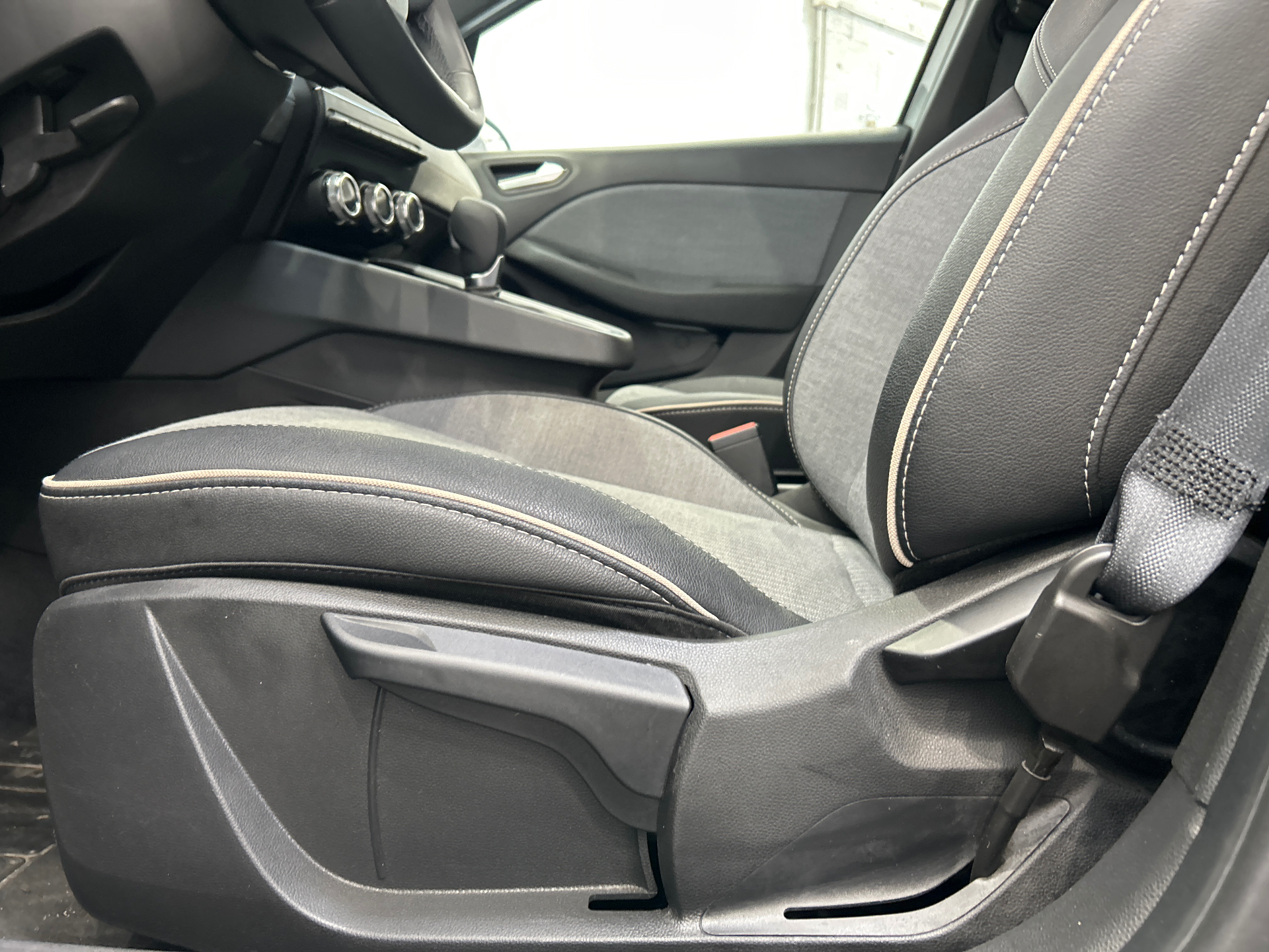 RENAULT CLIO V techno full hybrid E-Tech 145 ch - 24
