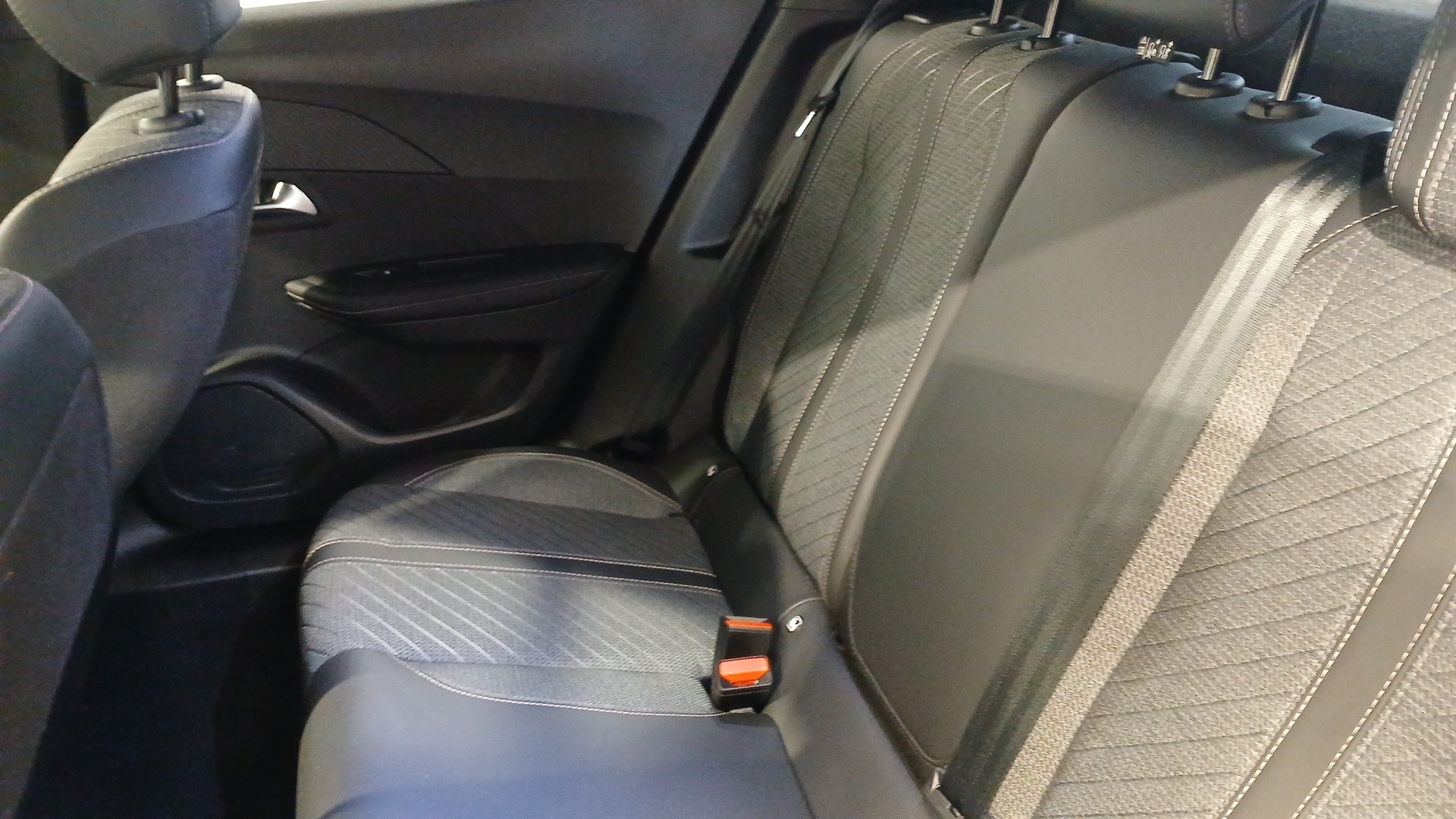 PEUGEOT 2008 Allure Hybrid 145 ch e-DCS6