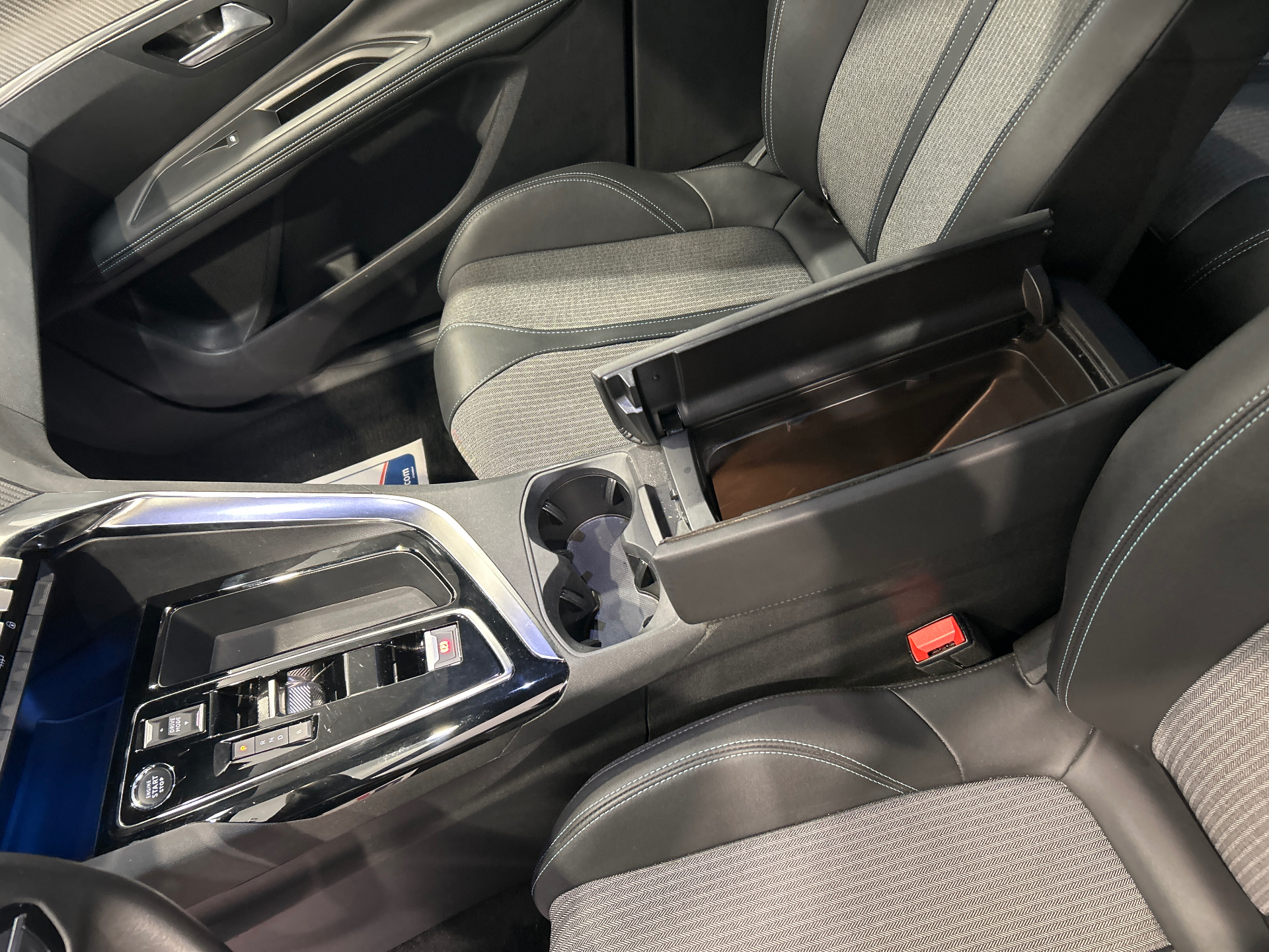 PEUGEOT 3008 Hybrid 180 e-EAT8 Allure Pack