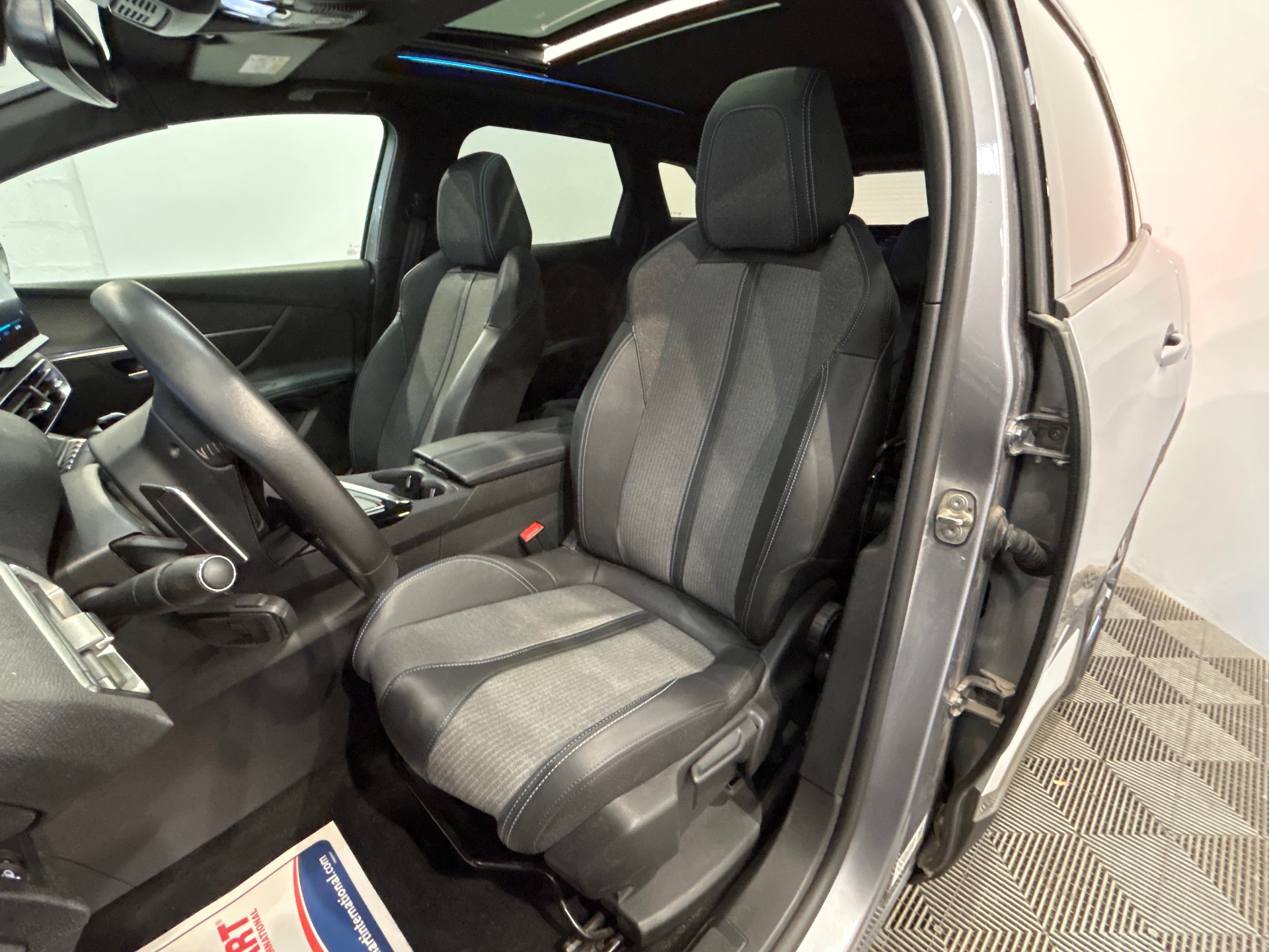 PEUGEOT 3008 Hybrid 180 e-EAT8 Allure Pack