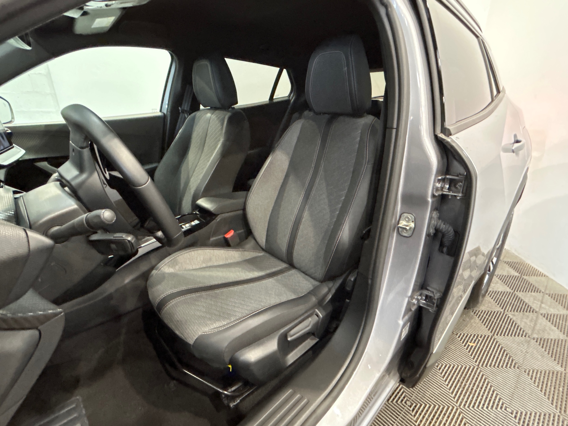 PEUGEOT 2008 ALLURE 100 CH BVM6