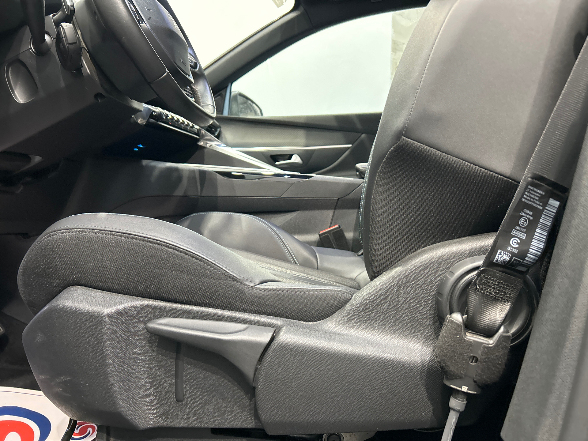 PEUGEOT 3008 Hybrid 180 e-EAT8 Allure Pack