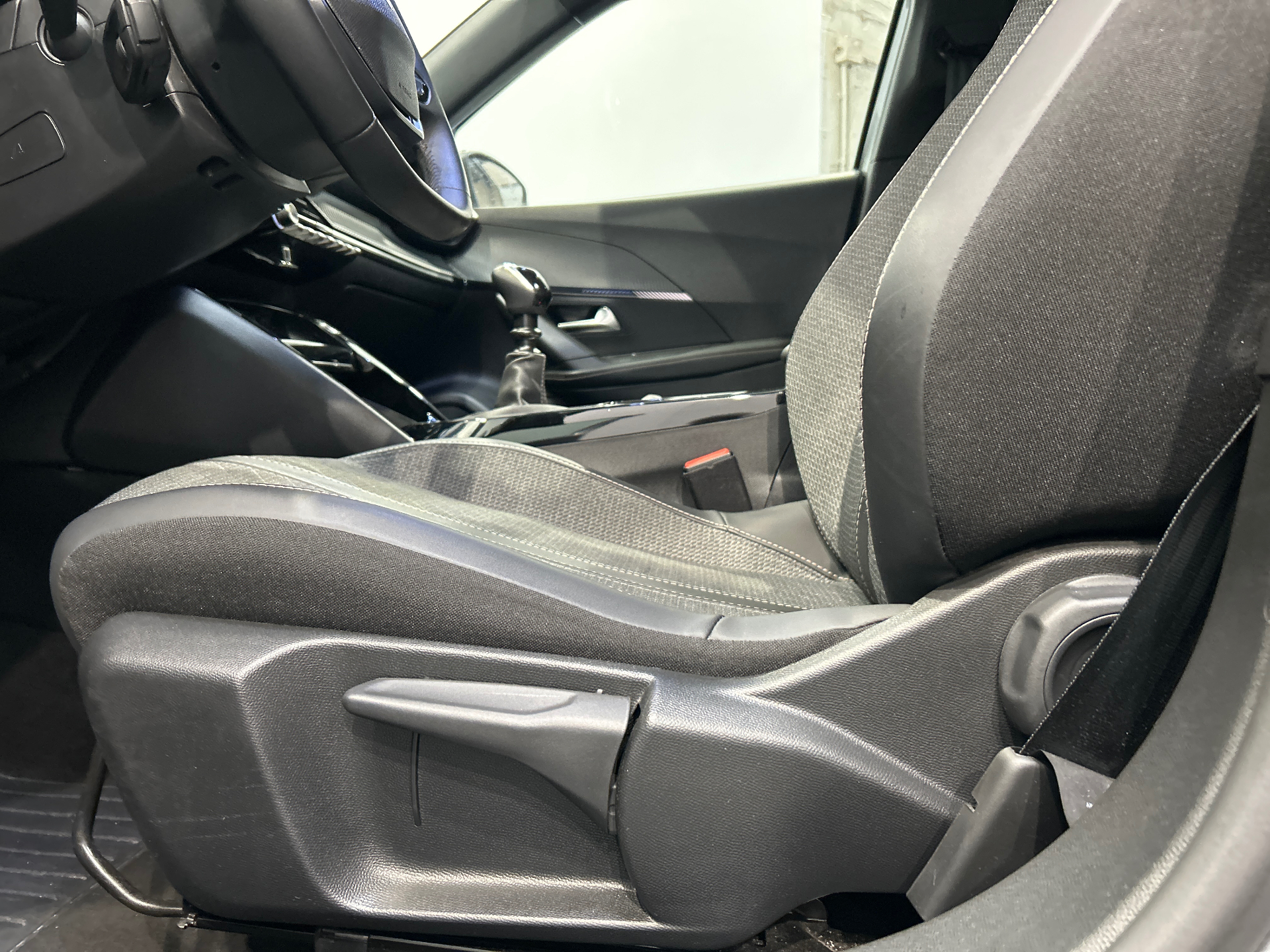 PEUGEOT 2008 ALLURE 100 CH BVM6
