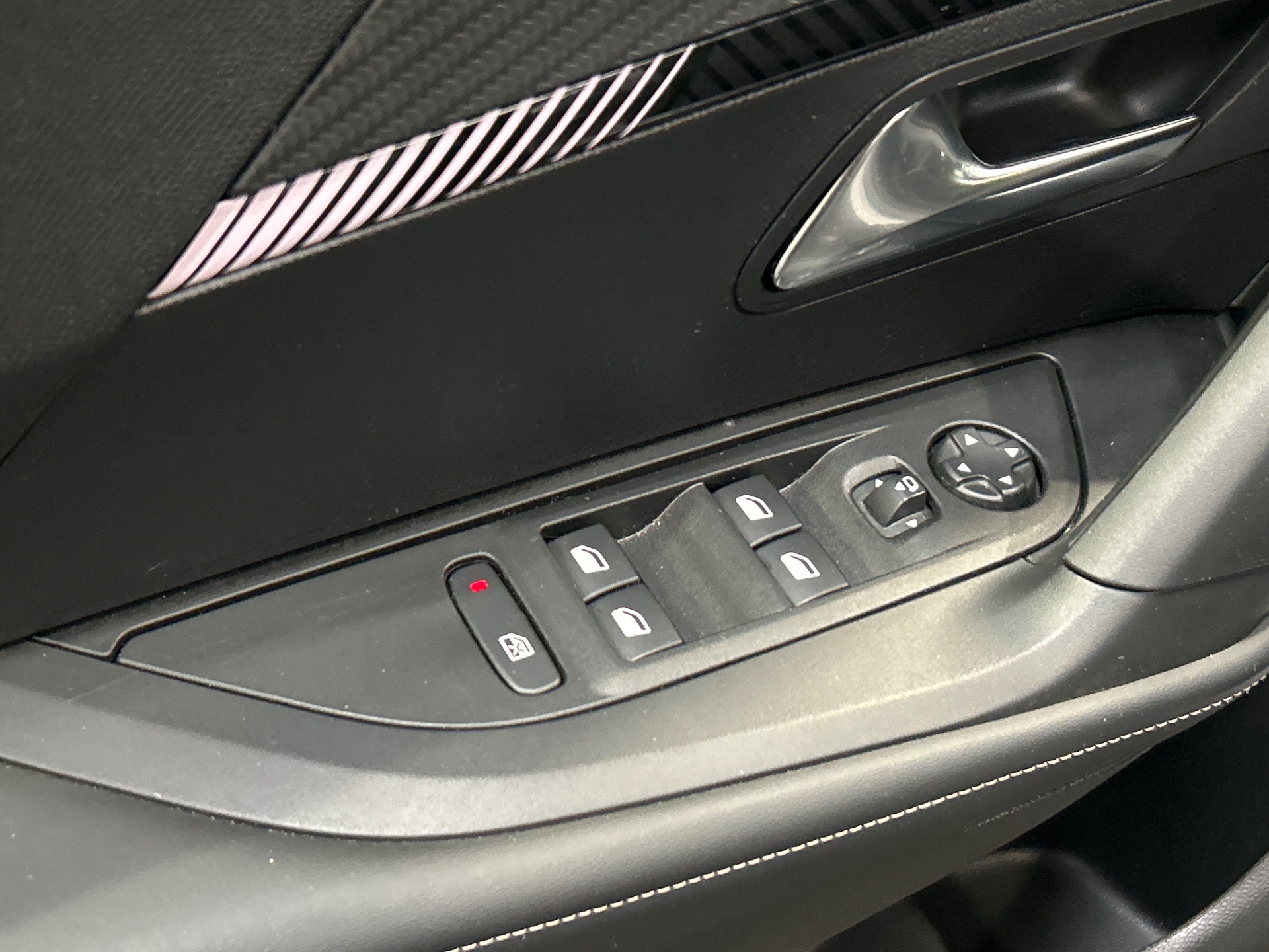 PEUGEOT 2008 ALLURE 100 CH BVM6
