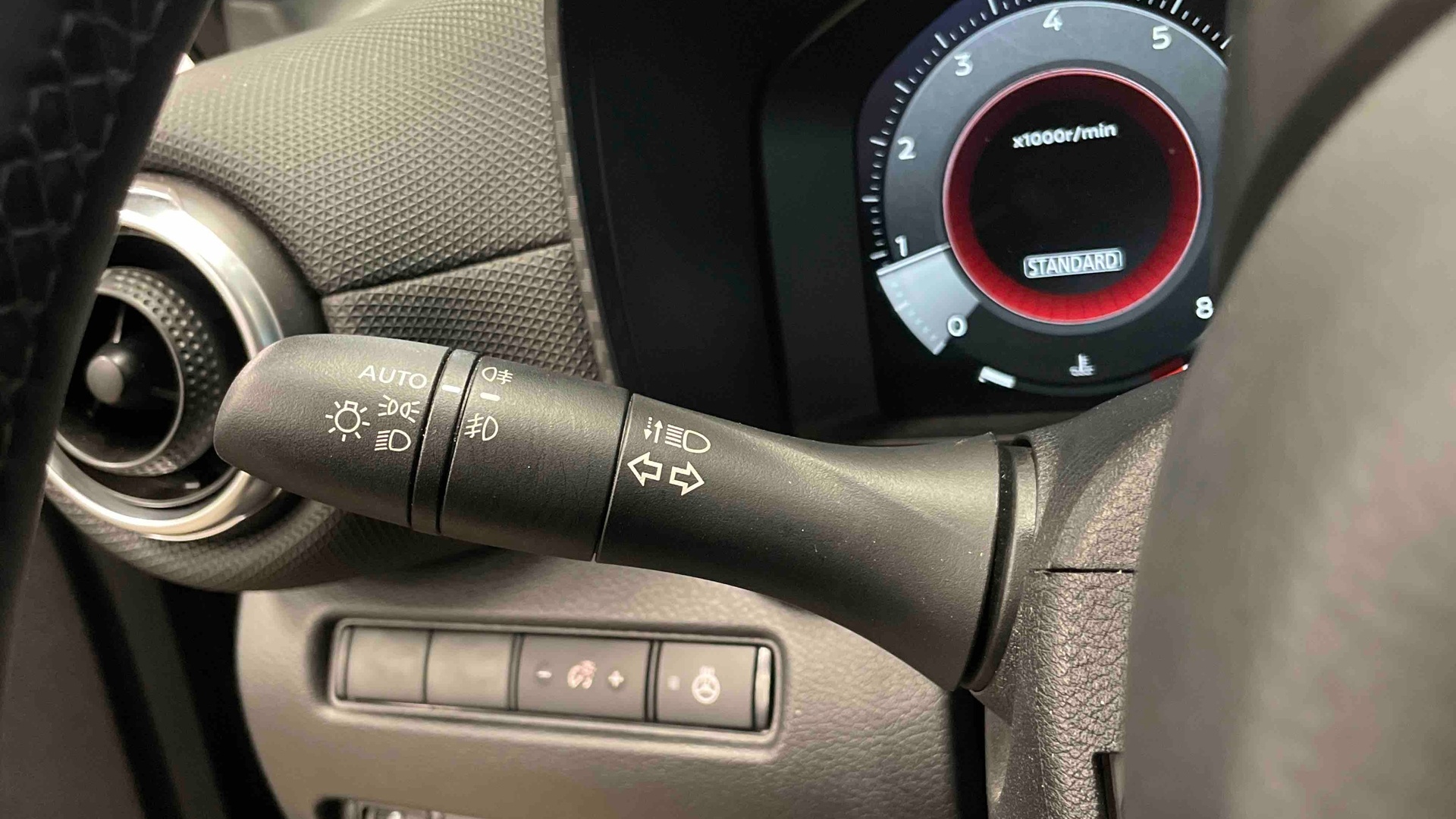 NISSAN JUKE 1.0 DIG-T 114 PS 6MT N-Connecta
