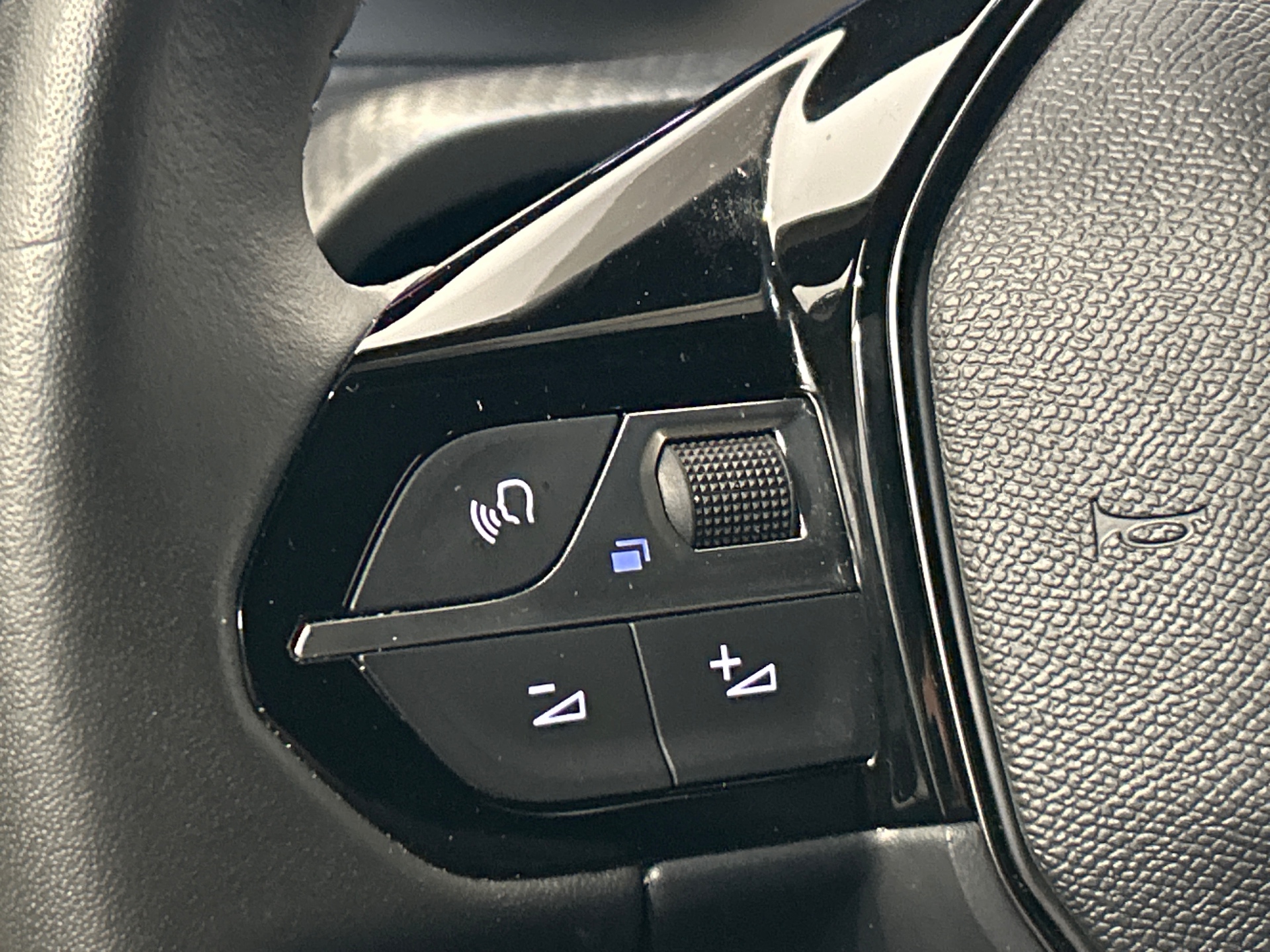 PEUGEOT 2008 Allure Hybrid 145 ch e-DCS6