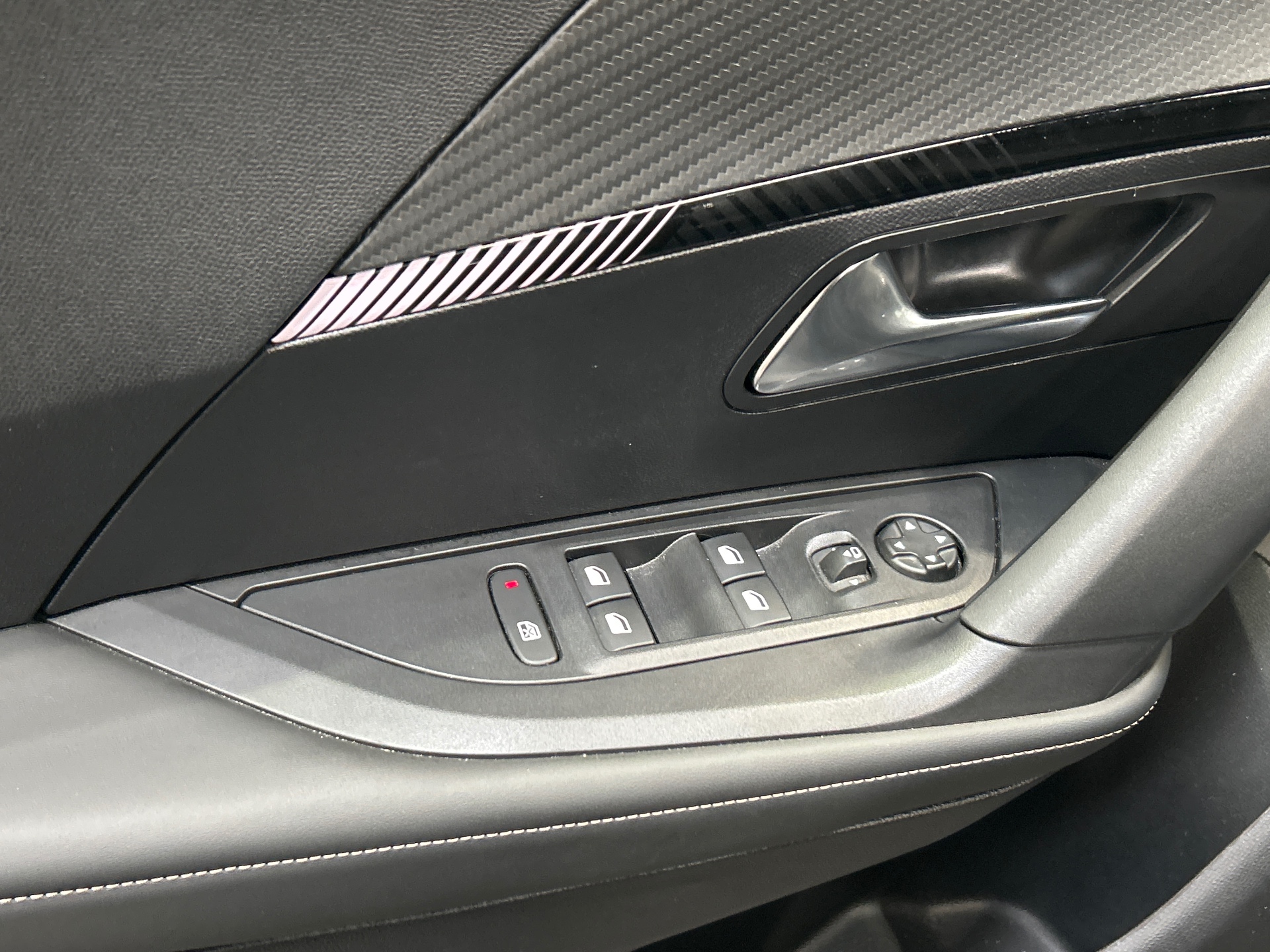 PEUGEOT 2008 Allure Hybrid 145 ch e-DCS6