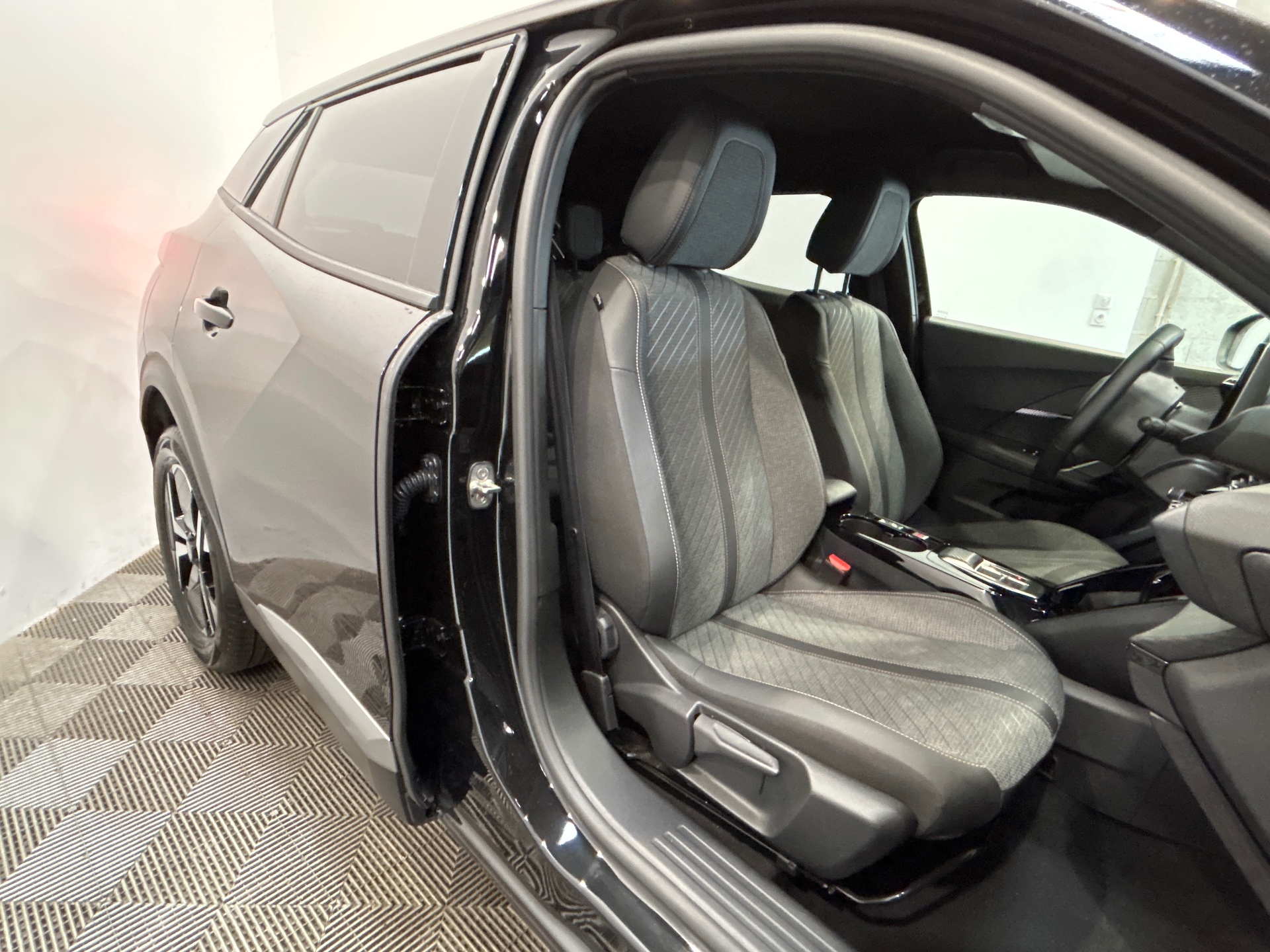 PEUGEOT 2008 Allure Hybrid 145 ch e-DCS6