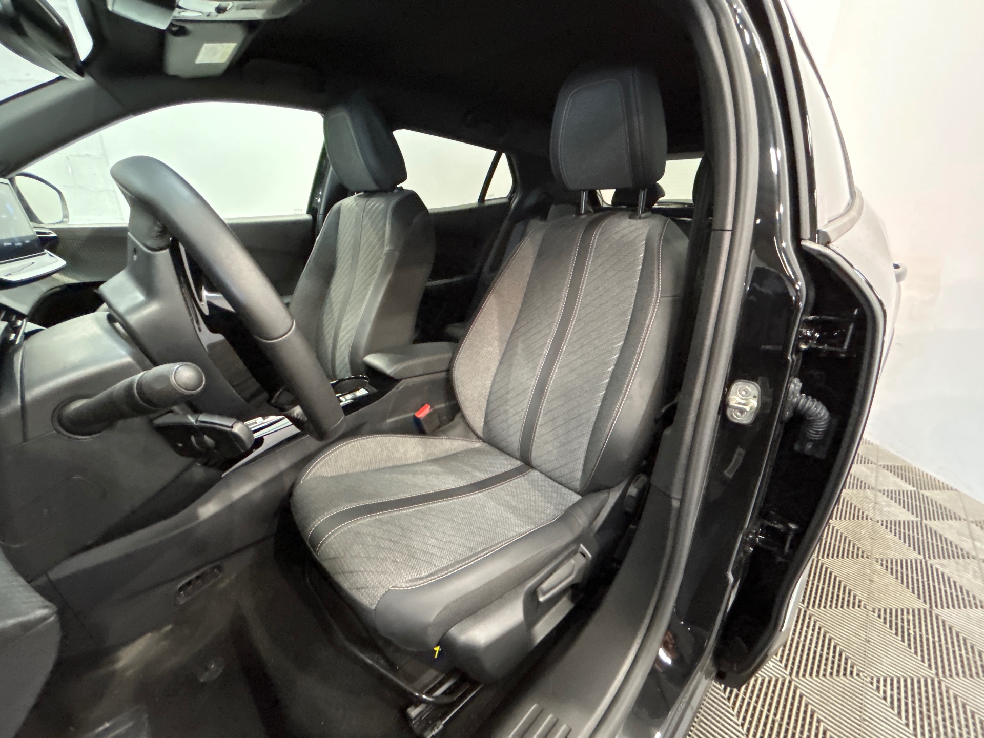PEUGEOT 2008 Allure Hybrid 145 ch e-DCS6