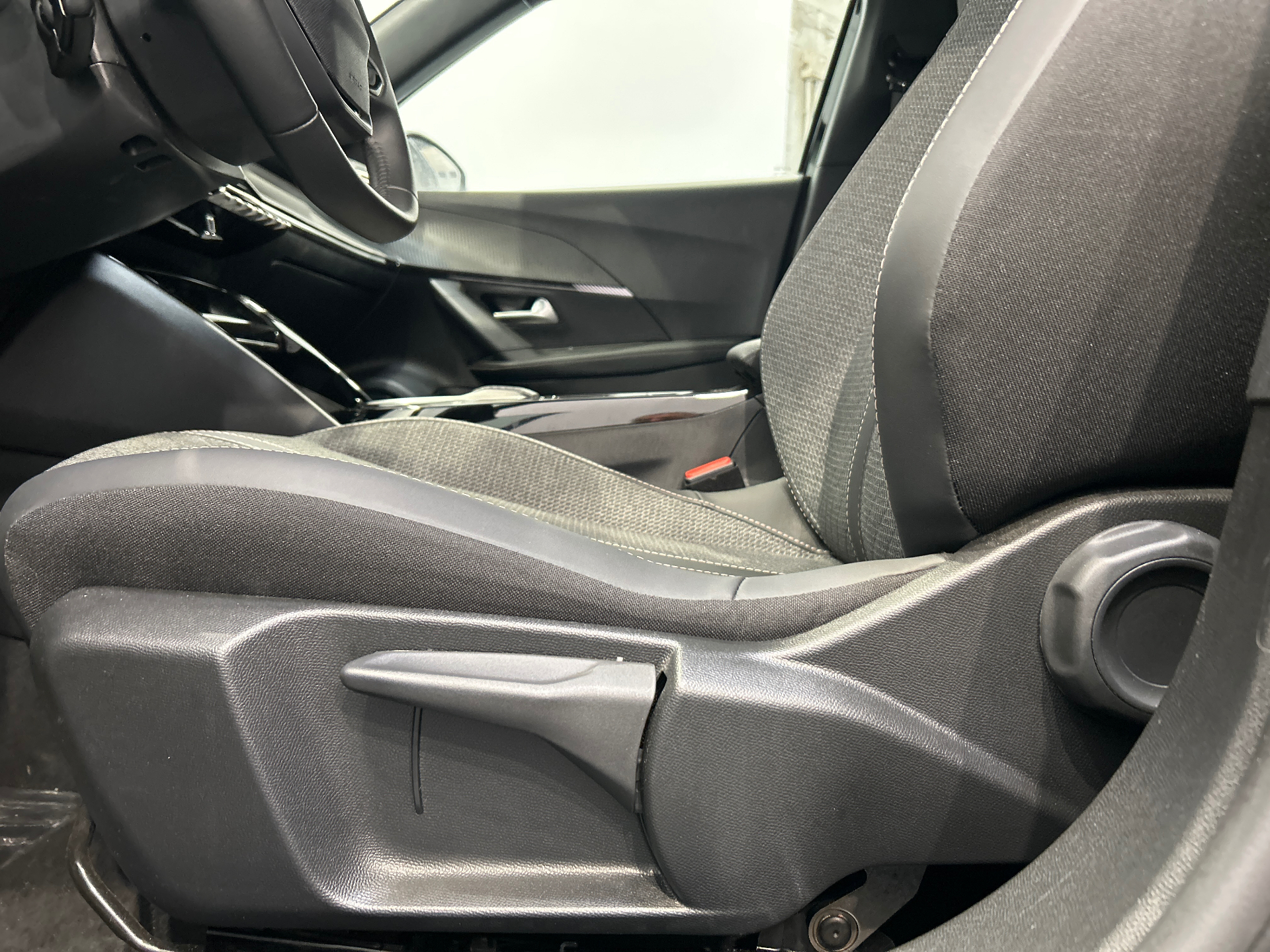 PEUGEOT 2008 Allure Hybrid 145 ch e-DCS6