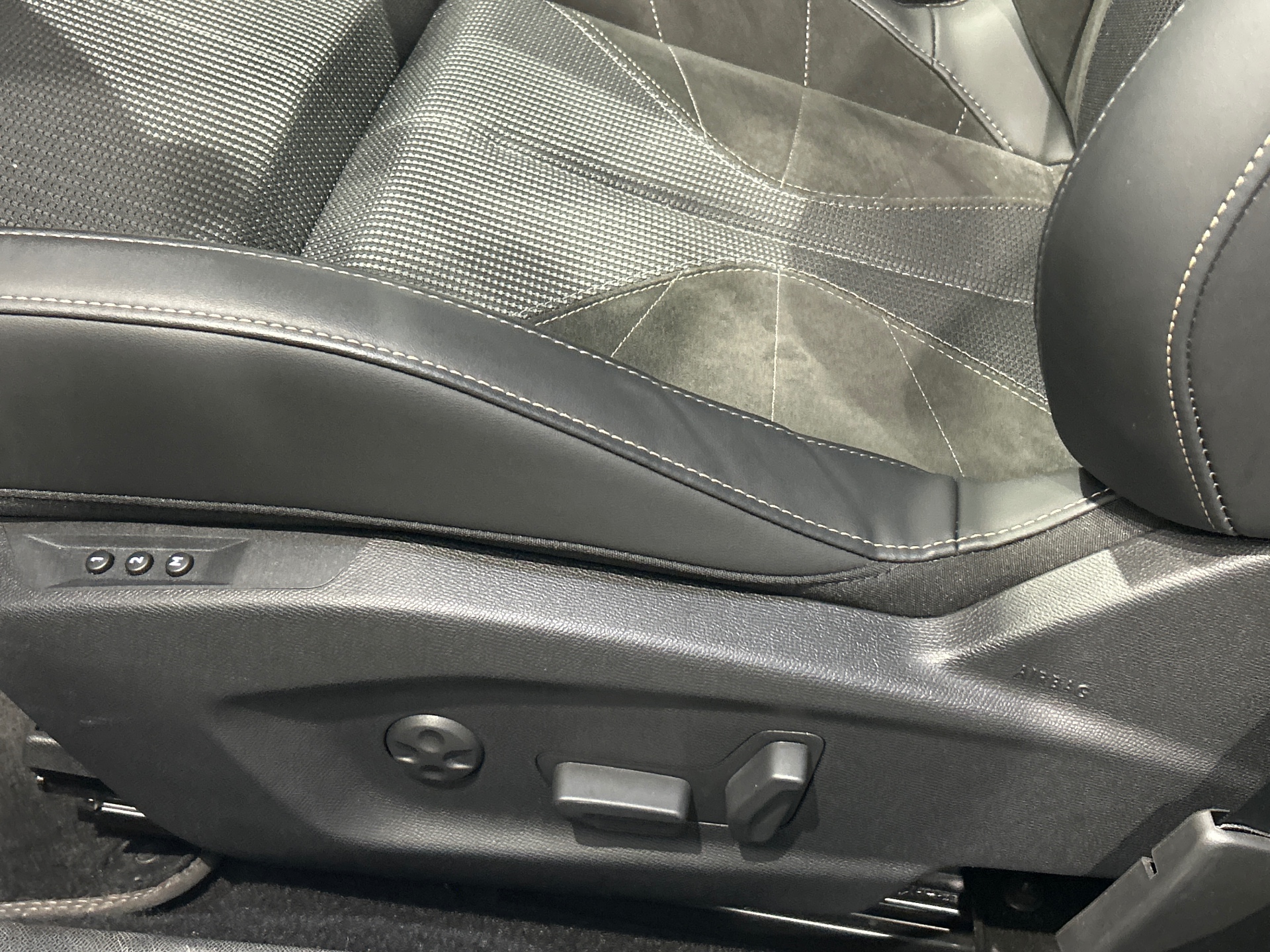 DS DS 4 4 HYBRIDE ÉTOILE  - ALCANTARA®