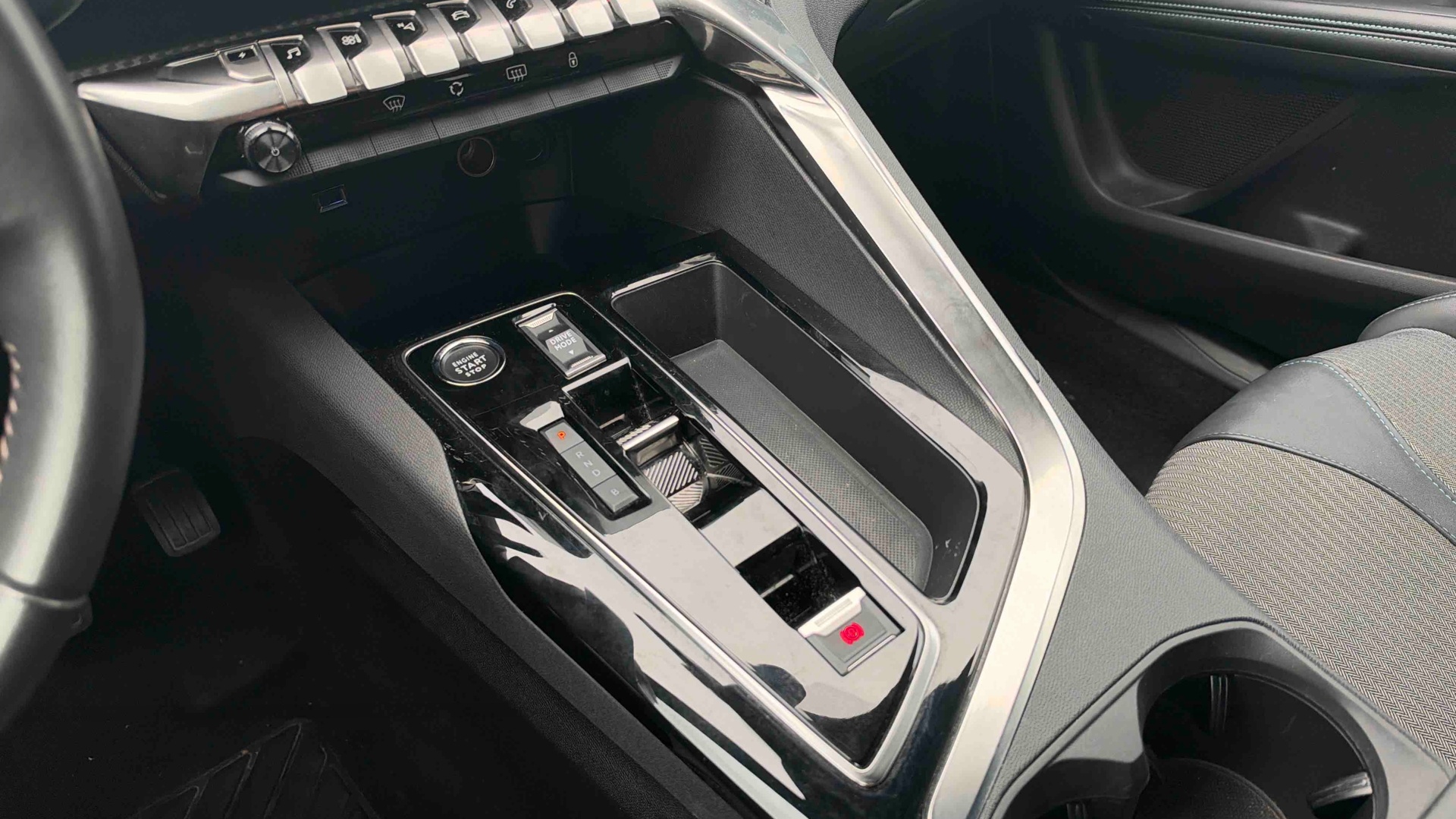 PEUGEOT 3008 ALLUREPK PLUG-IN HYB180 E-EAT8