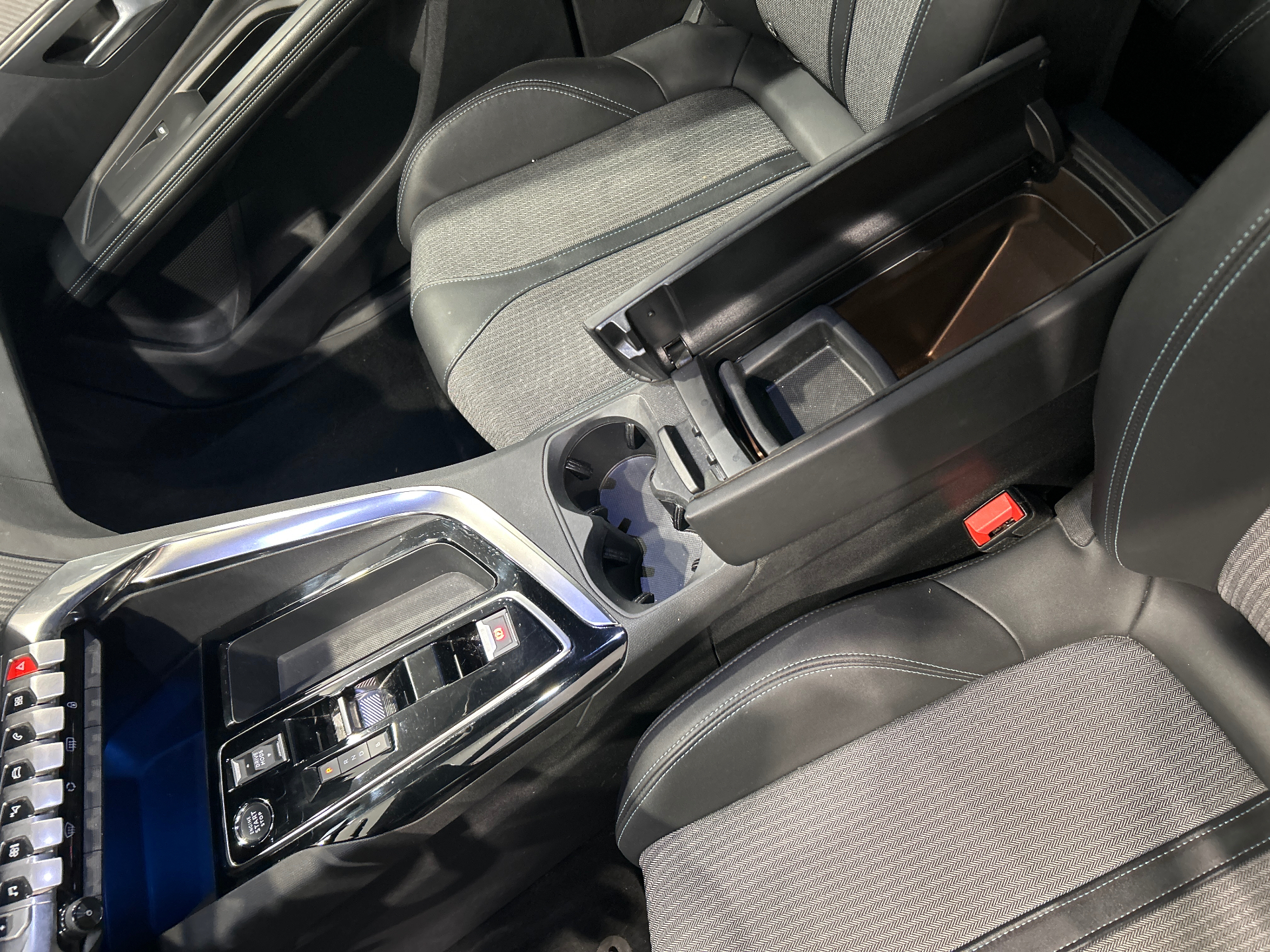 PEUGEOT 3008 ALLUREPK PLUG-IN HYB180 E-EAT8