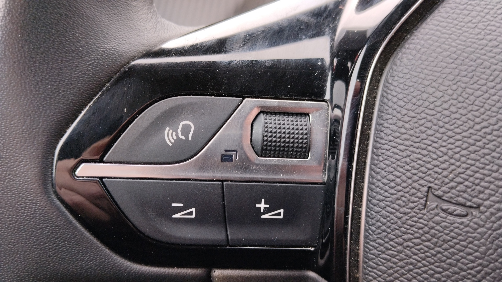 PEUGEOT 208 ALLURE PT100 BVM