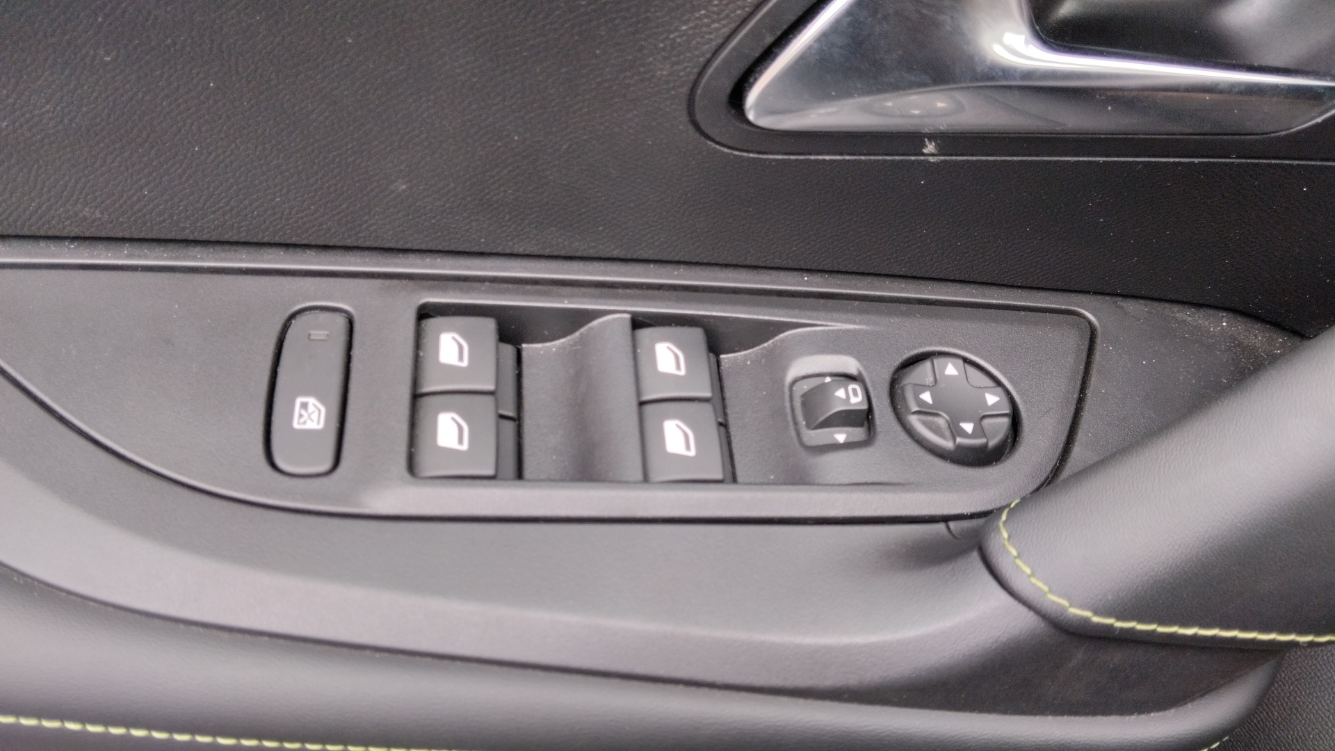 PEUGEOT 2008 Hybrid 145 ch e-DCS6 GT