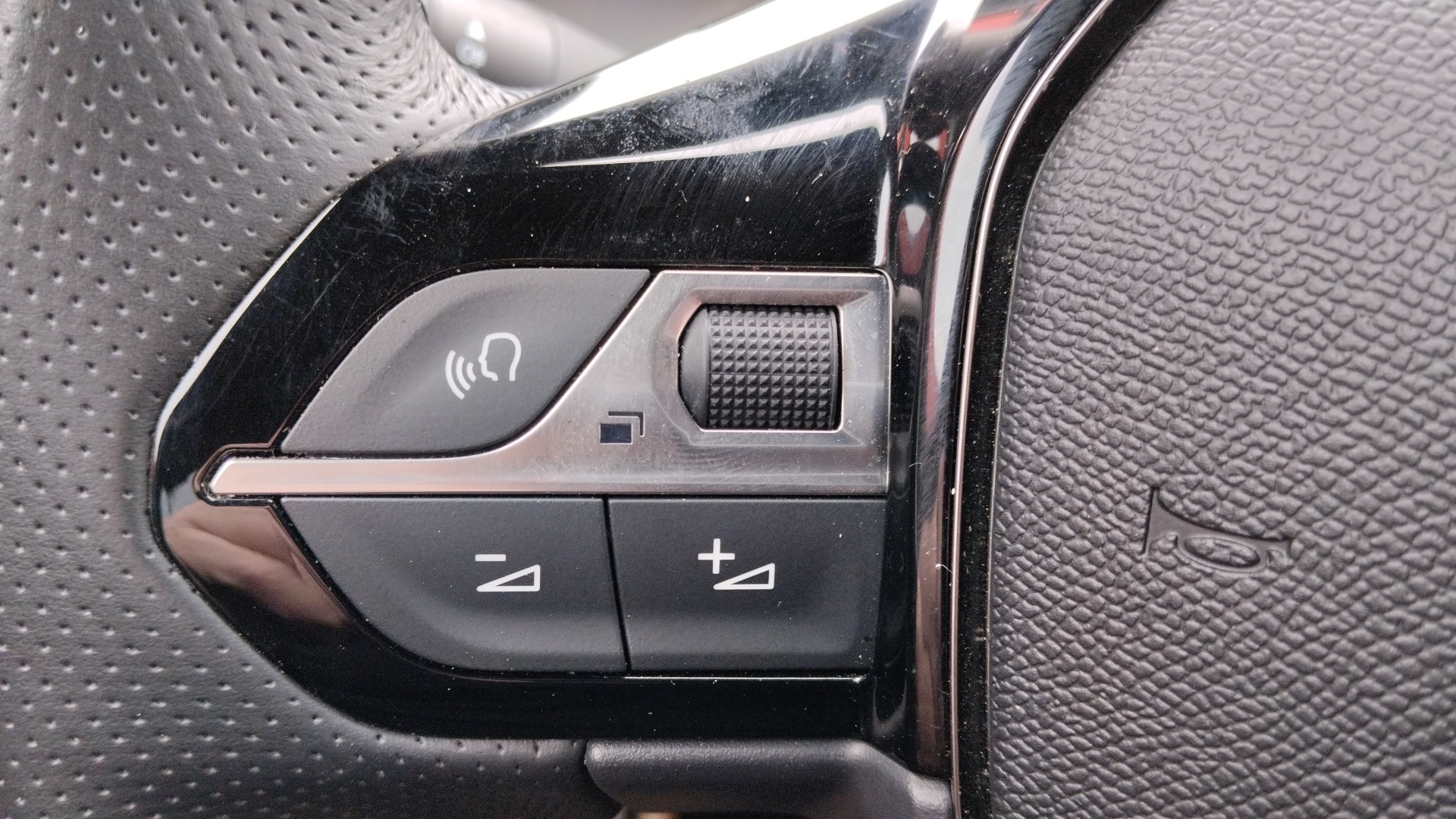 PEUGEOT 2008 Hybrid 145 ch e-DCS6 GT