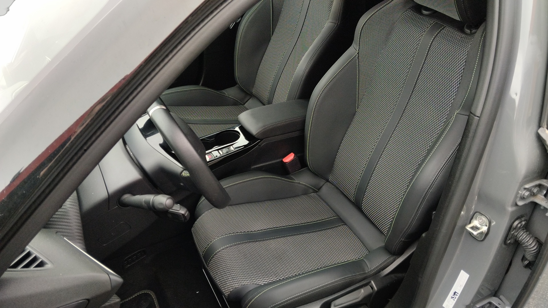 PEUGEOT 2008 Hybrid 145 ch e-DCS6 GT