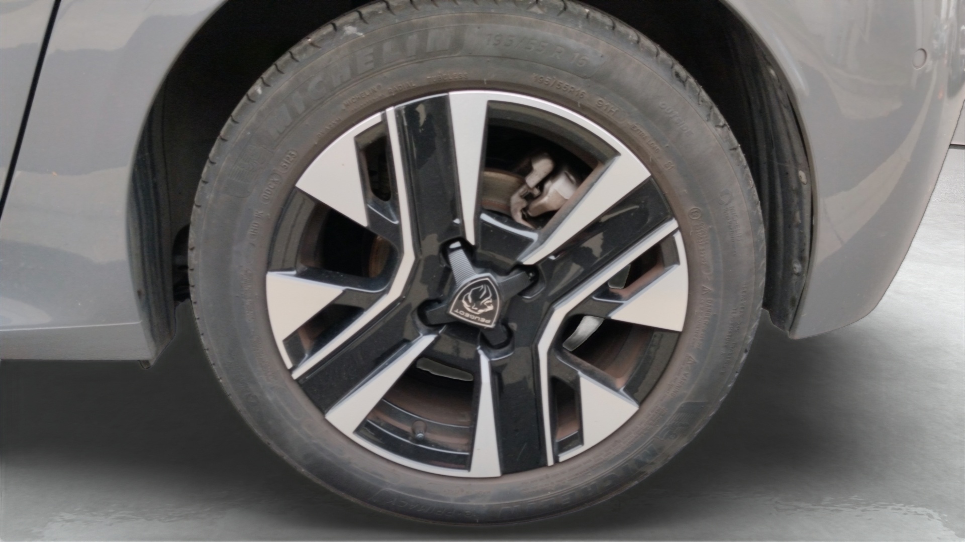PEUGEOT 208 ALLURE PT100 BVM