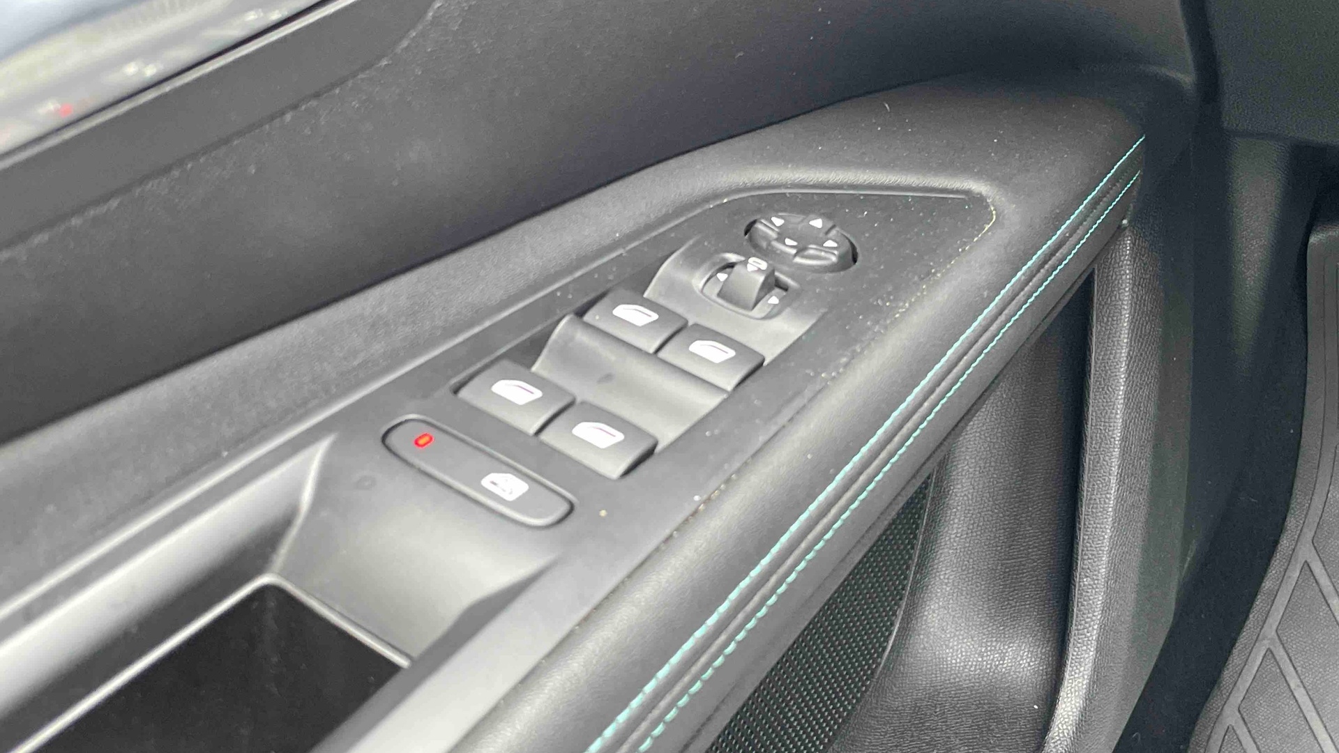 PEUGEOT 5008 Hybrid 136 e-DCS6 Allure Pack