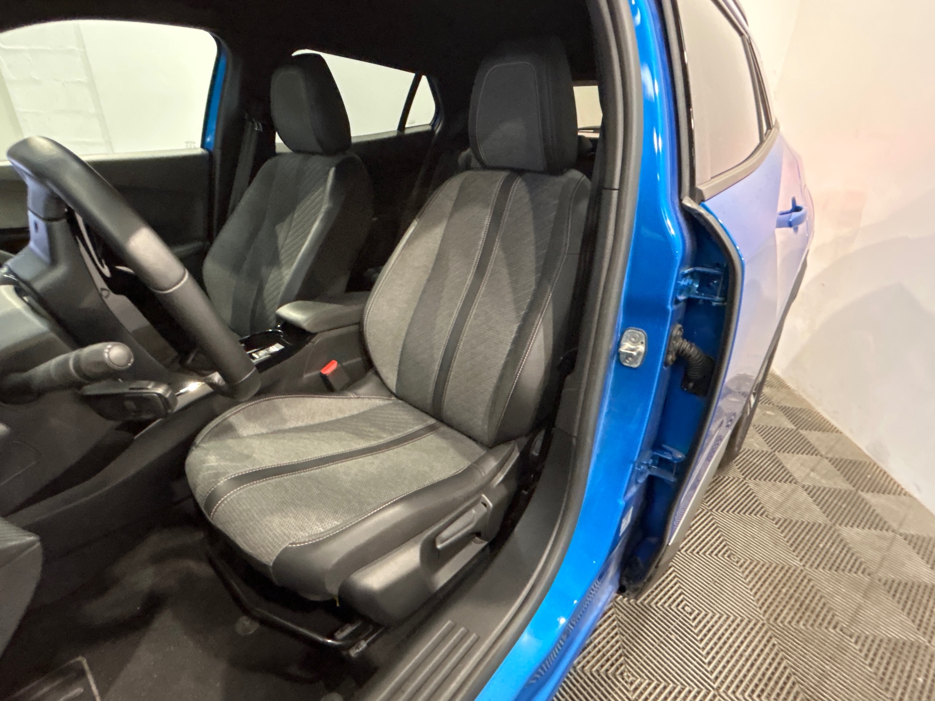 PEUGEOT 2008 ALLURE 100 CH BVM6