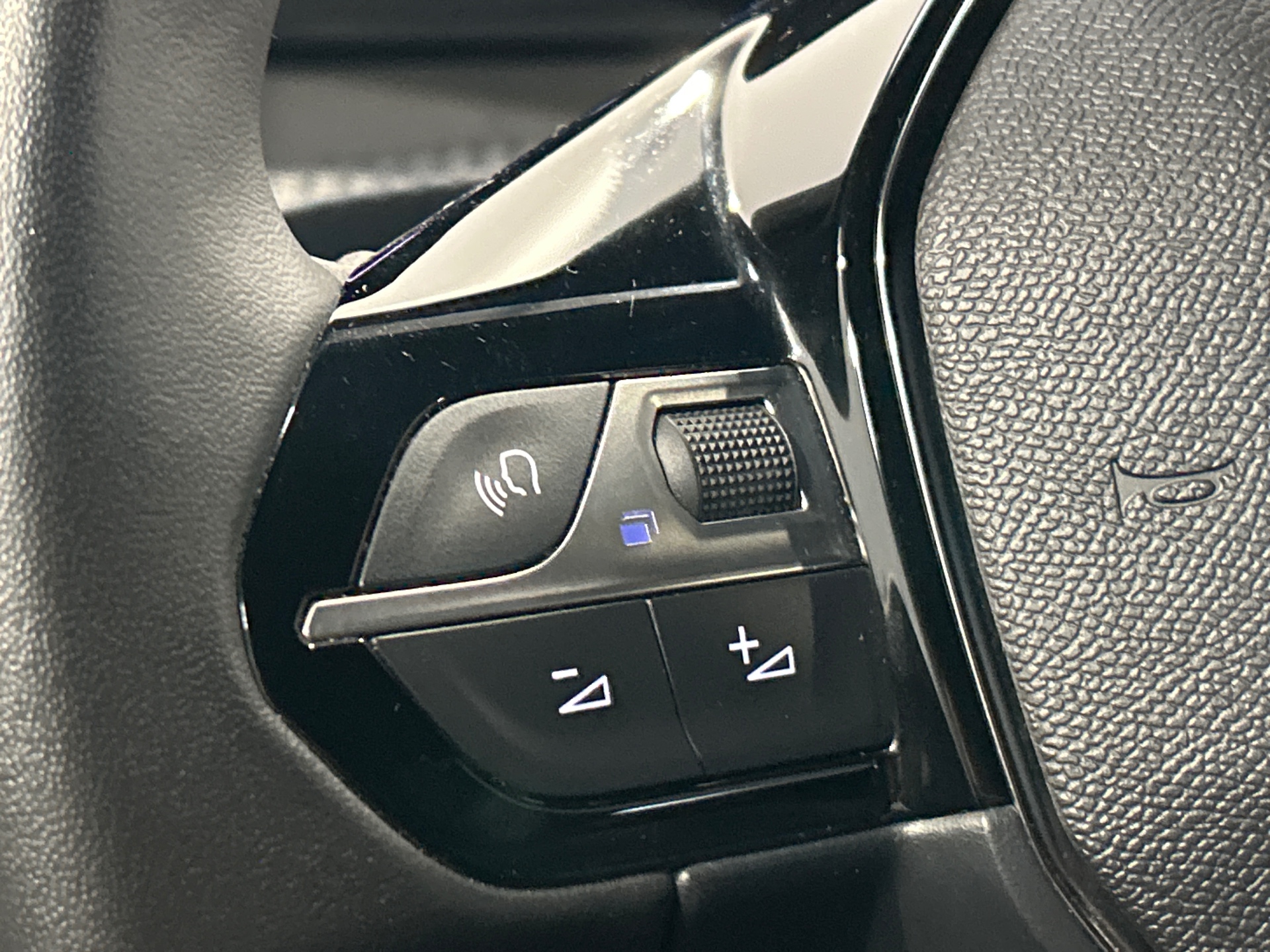 PEUGEOT 2008 ALLURE 100 CH BVM6
