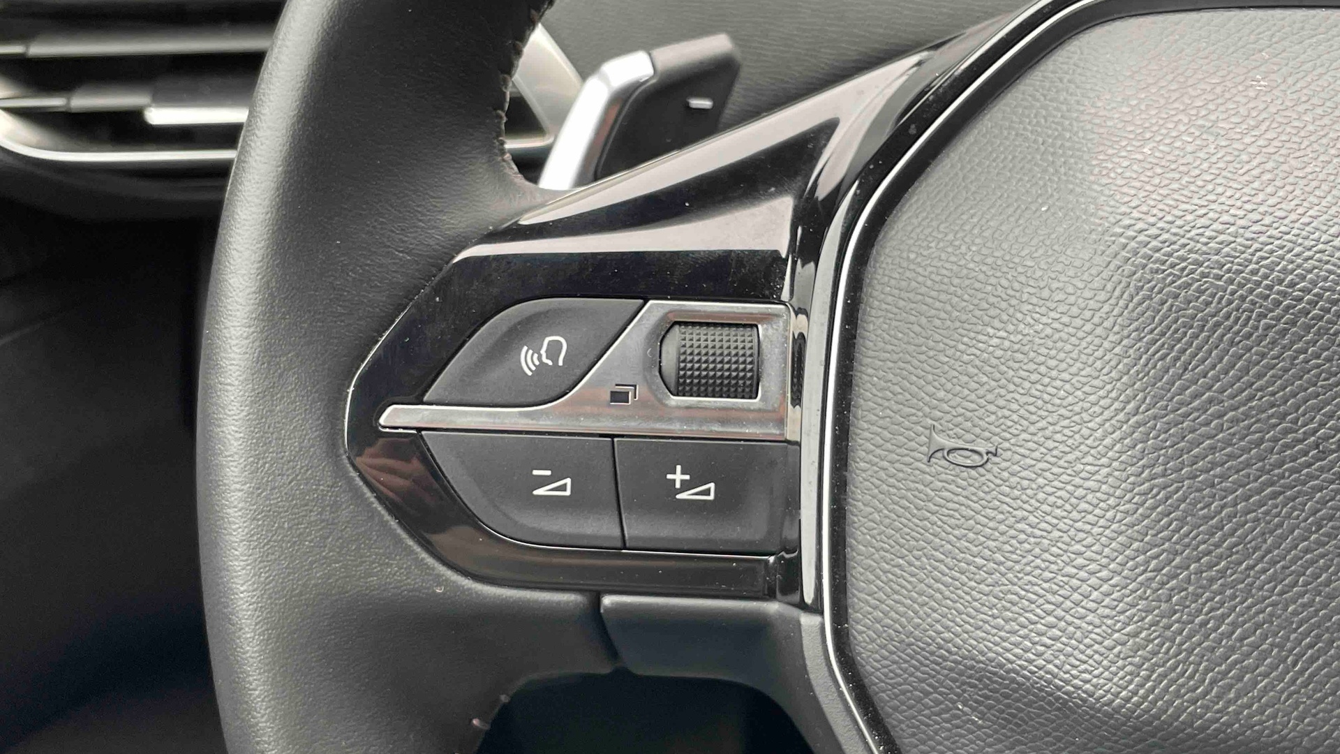 PEUGEOT 5008 Hybrid 136 e-DCS6 Allure Pack