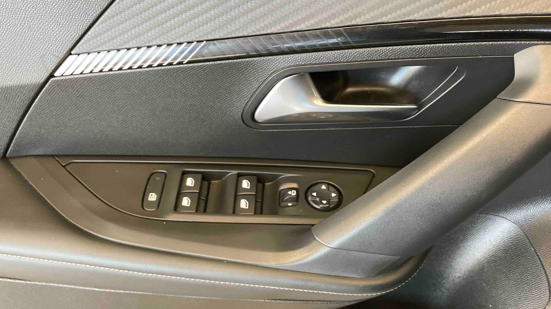 PEUGEOT 2008 Hybrid 136 e-DCS6 Allure