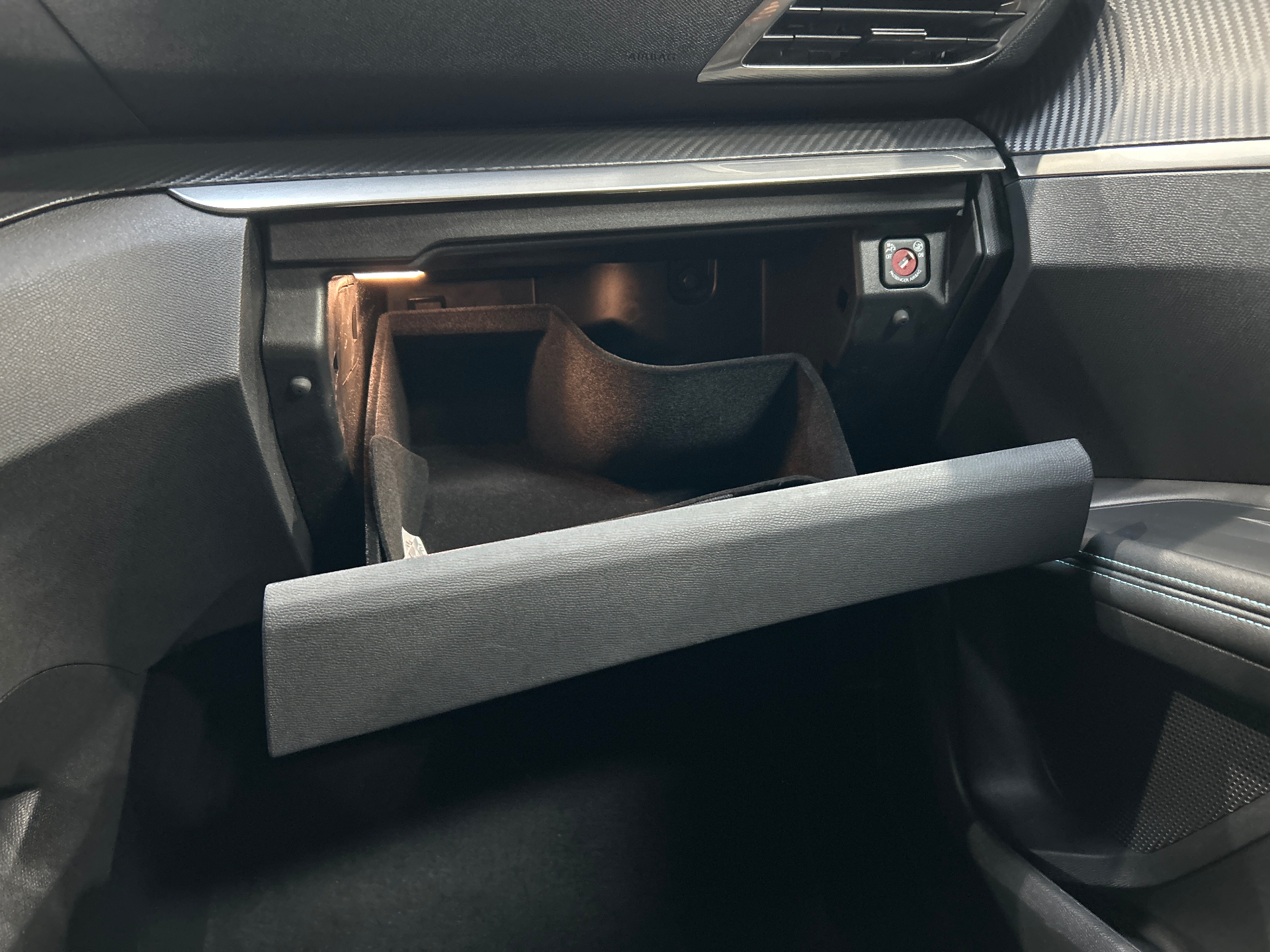 PEUGEOT 3008 Hybrid 136 e-DCS6 Allure Pack