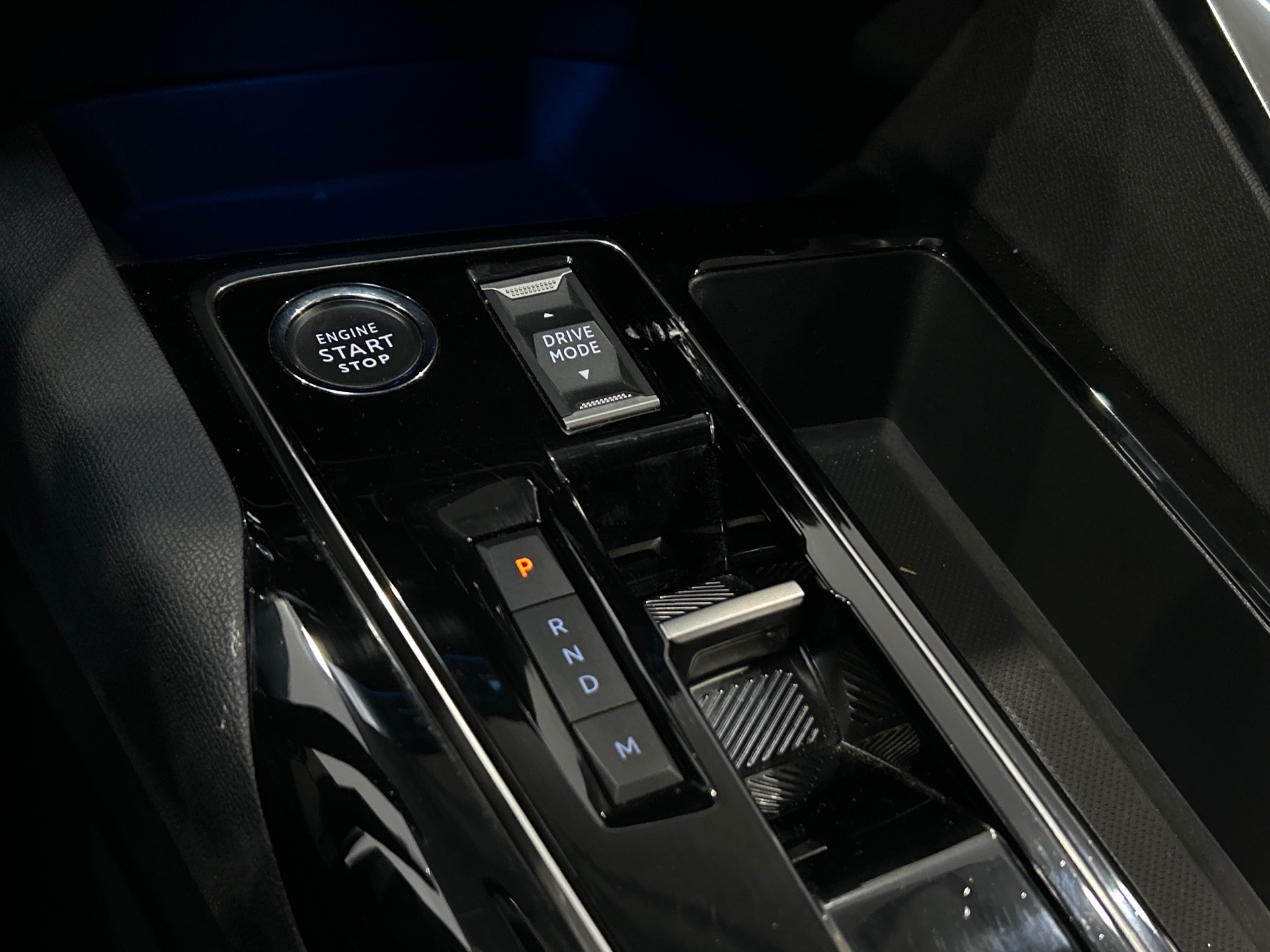 PEUGEOT 3008 Hybrid 136 e-DCS6 Allure Pack