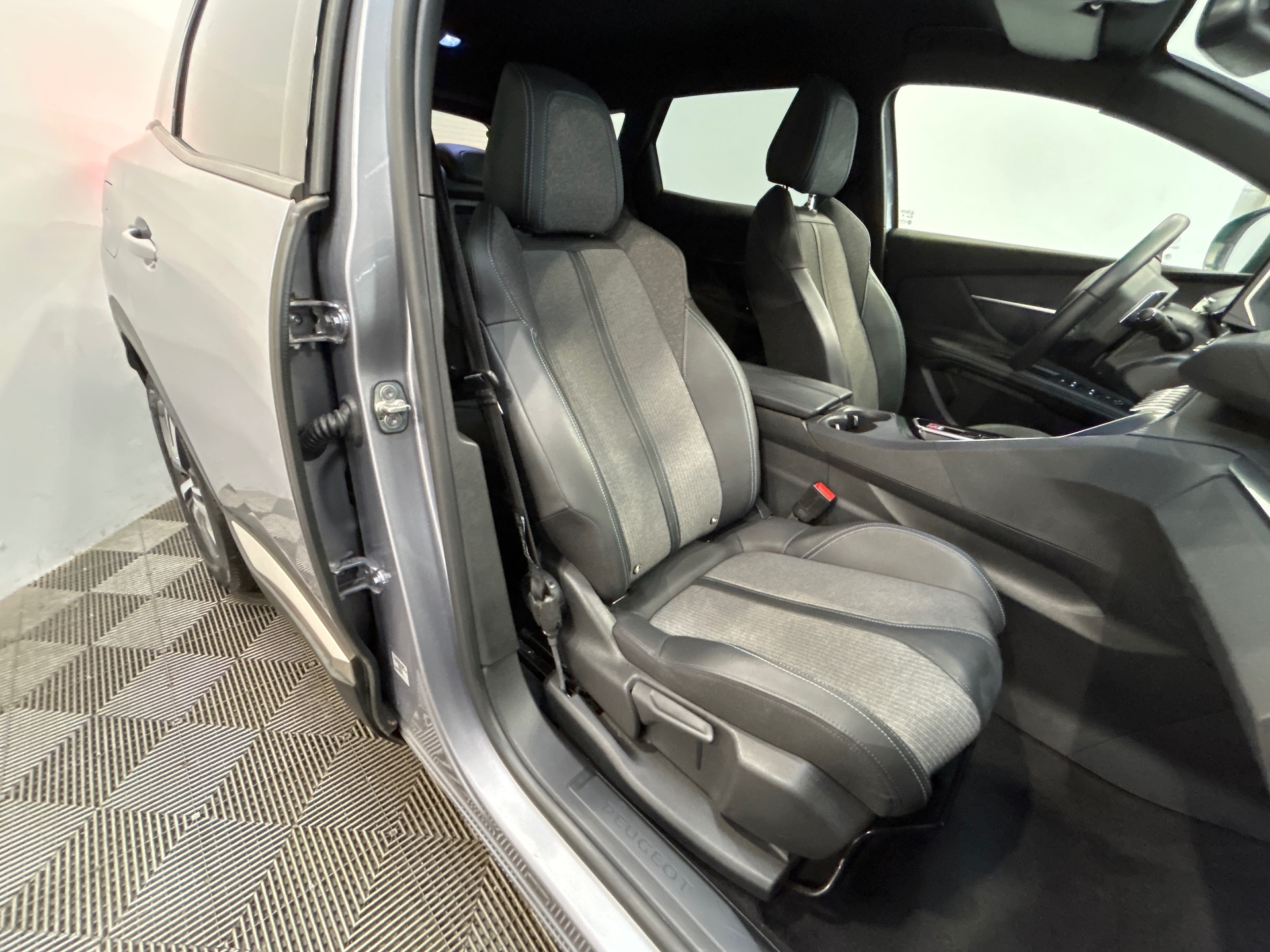 PEUGEOT 3008 Hybrid 136 e-DCS6 Allure Pack