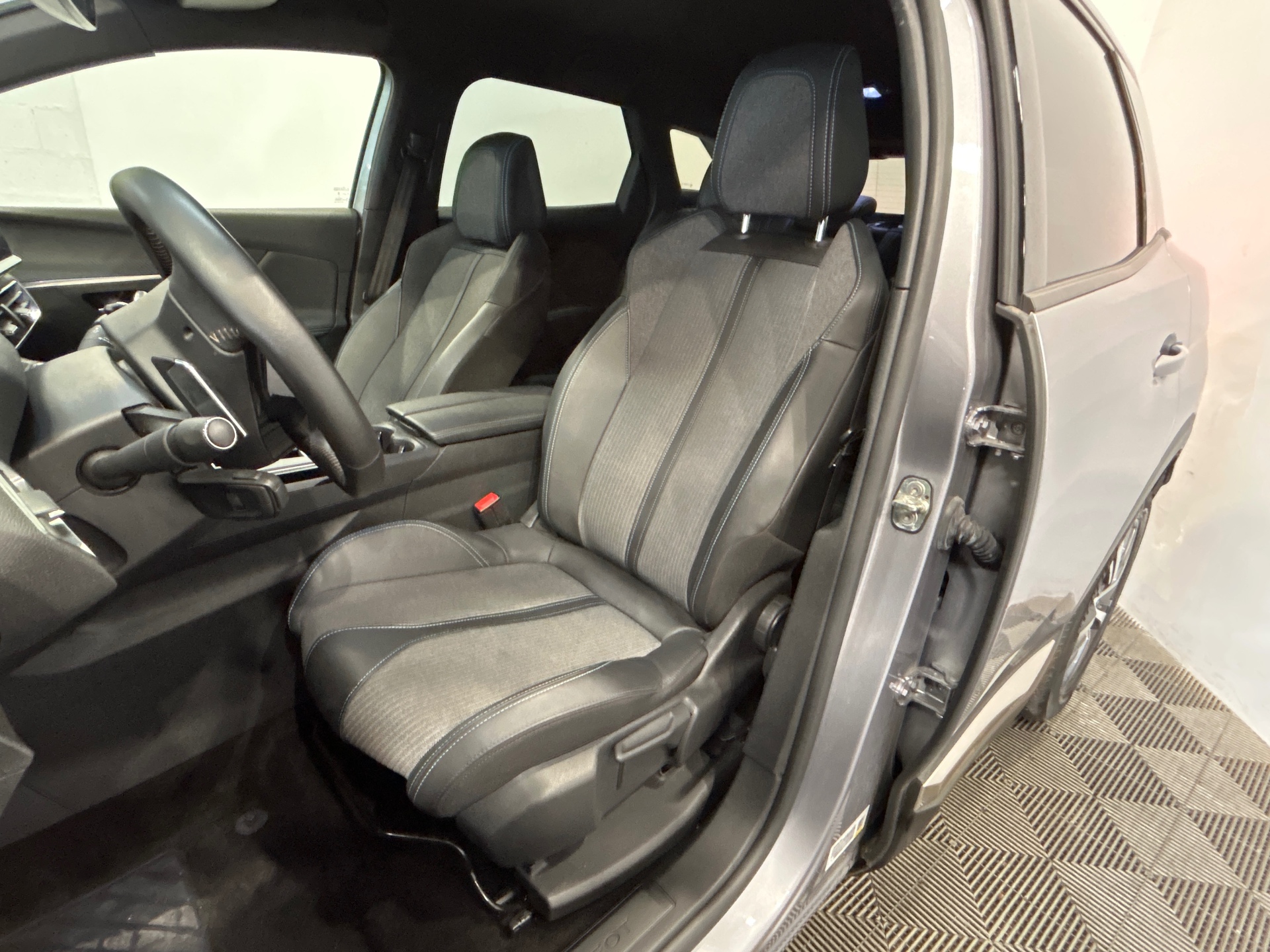 PEUGEOT 3008 Hybrid 136 e-DCS6 Allure Pack