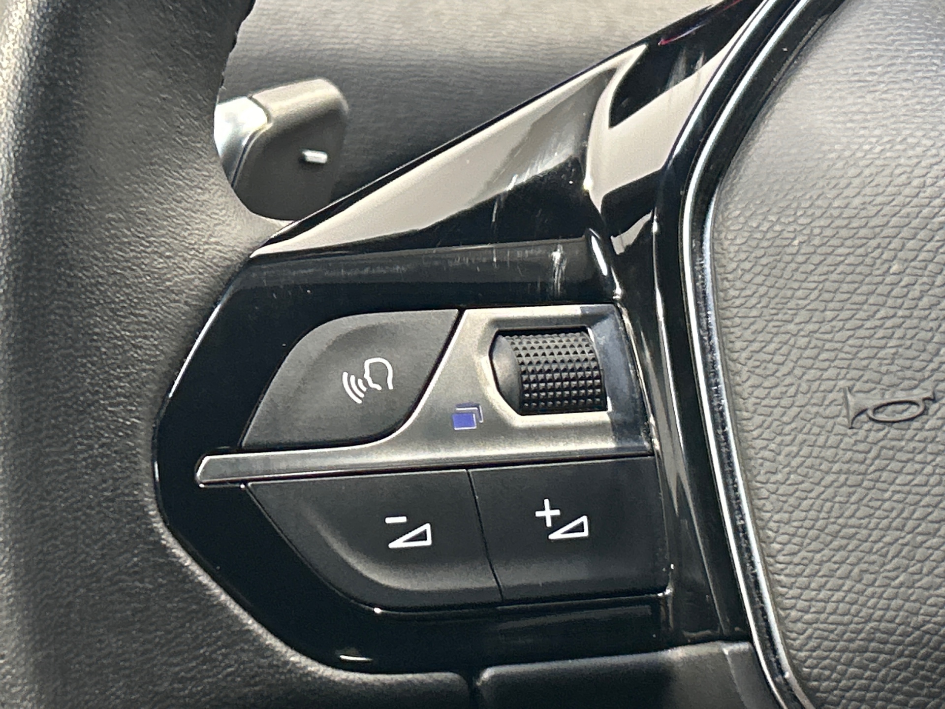 PEUGEOT 3008 Hybrid 136 e-DCS6 Allure Pack